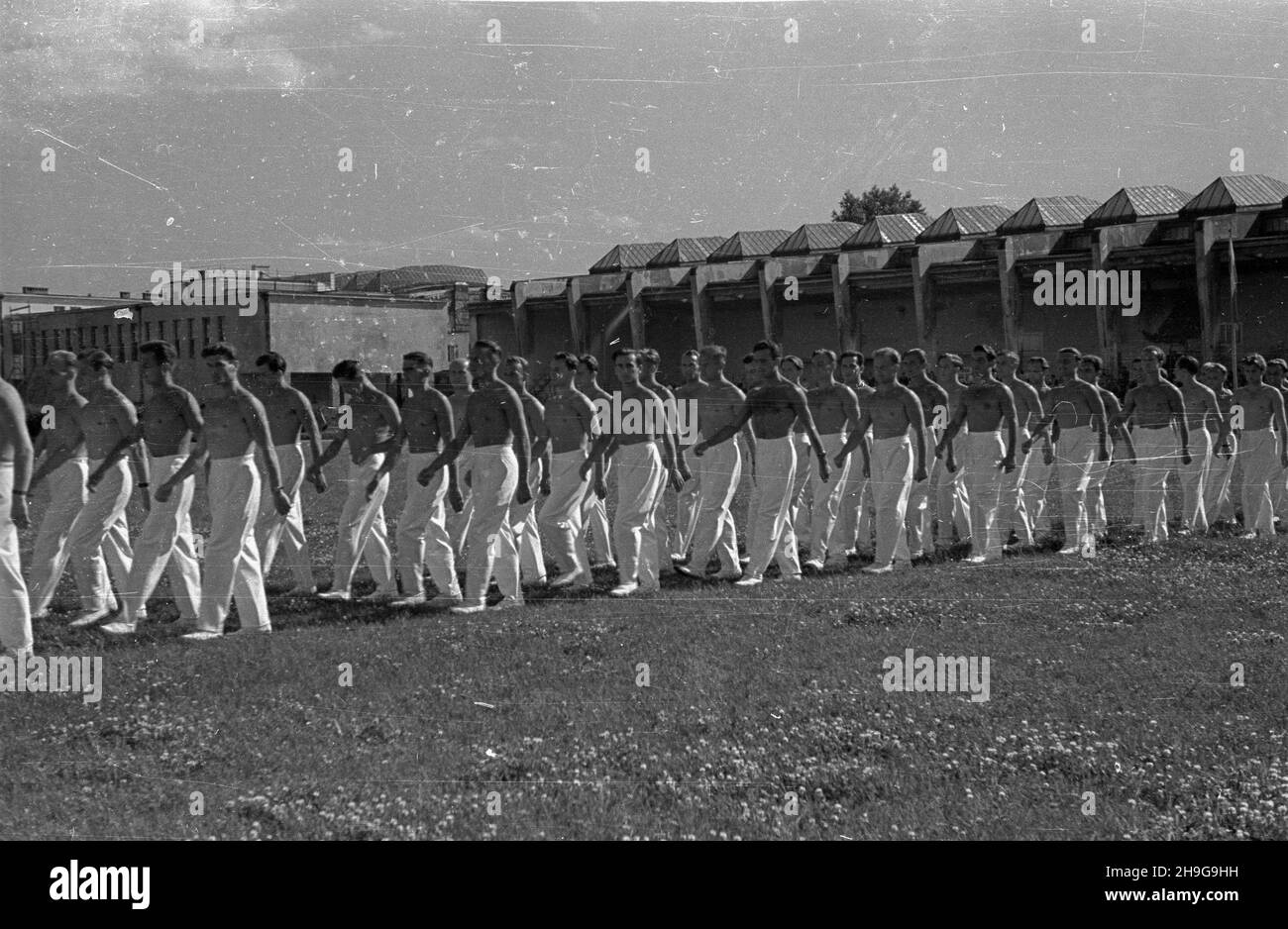 Varsovie, 1948-06-12.Uroczyste zakoñczenie roku akademickiego na Akademii Wychowania Fizycznego im.Pi³sudskiego na stadionie uczelni na Bielanach.NZ. Defilada studentów. Comme PAPVarsovie, le 12 juin 1948.La cérémonie de clôture de l'année académique à l'Académie d'éducation physique Jozef Pilsudski qui s'est tenue au stade de l'académie dans le quartier de Bielany.Photo: Un défilé d'étudiants. Comme PAP Banque D'Images