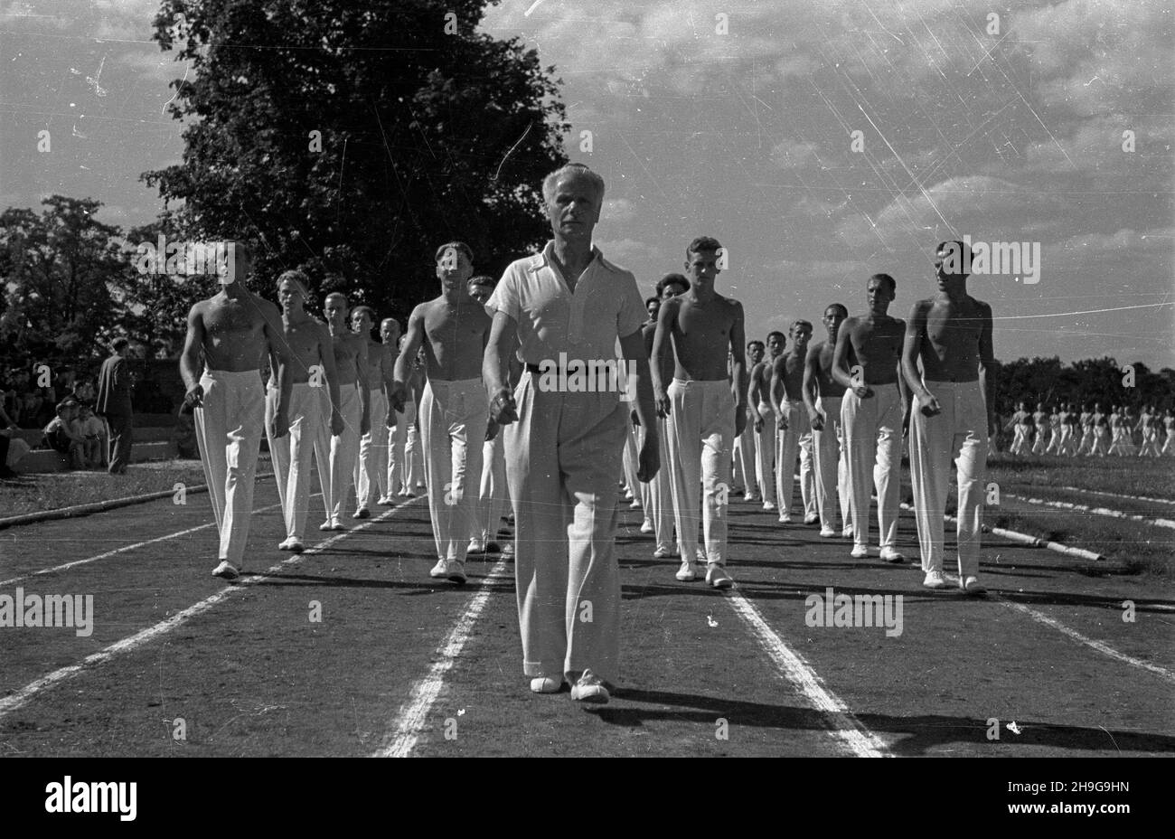 Varsovie, 1948-06-12.Uroczyste zakoñczenie roku akademickiego na Akademii Wychowania Fizycznego im.Pi³sudskiego na stadionie uczelni na Bielanach.NZ. Defilada studentów i nauczycieli. Comme PAPVarsovie, le 12 juin 1948.La cérémonie de clôture de l'année académique à l'Académie d'éducation physique Jozef Pilsudski qui s'est tenue au stade de l'académie dans le quartier de Bielany.Photo : un défilé d'étudiants et d'enseignants. Comme PAP Banque D'Images