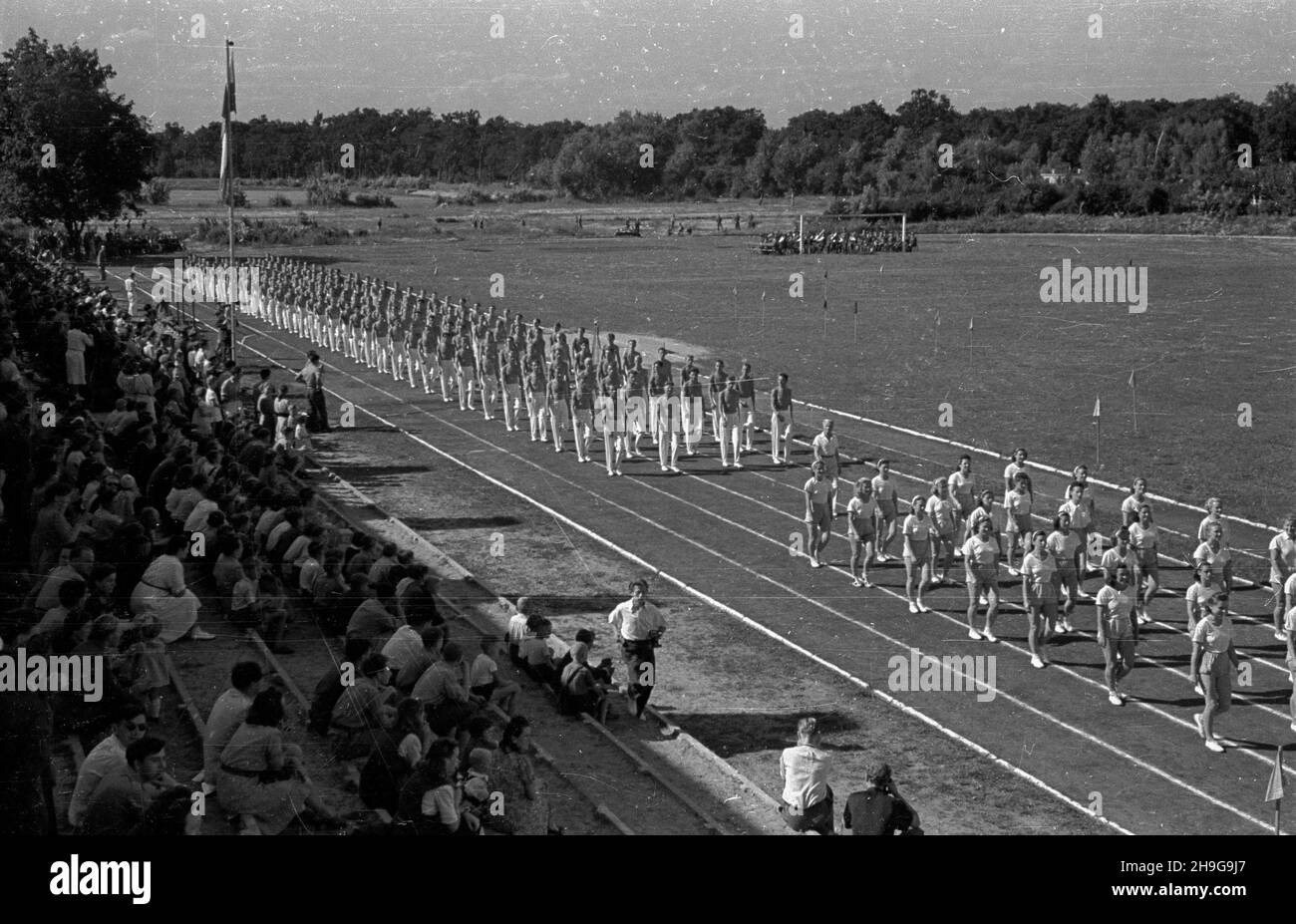 Varsovie, 1948-06-12.Uroczyste zakoñczenie roku akademickiego na Akademii Wychowania Fizycznego im.Pi³sudskiego na stadionie uczelni na Bielanach.NZ. Defilada studentów. Comme PAPVarsovie, le 12 juin 1948.La cérémonie de clôture de l'année académique à l'Académie d'éducation physique Jozef Pilsudski qui s'est tenue au stade de l'académie dans le quartier de Bielany.Photo: Un défilé d'étudiants. Comme PAP Banque D'Images