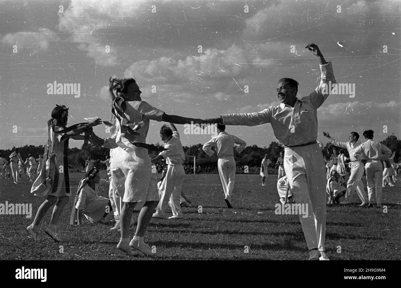 Varsovie, 1948-06-12.Uroczyste zakoñczenie roku akademickiego na Akademii Wychowania Fizycznego im.Pi³sudskiego na stadionie uczelni na Bielanach.NZ. Pokaz tañców ludowych W wykonaniu studentów. AS PAPVarsovie, le 12 juin 1948.La cérémonie de clôture de l'année académique à l'Académie d'éducation physique Jozef Pilsudski qui s'est tenue au stade de l'académie dans le quartier de Bielany.Photo : danses folkloriques exécutées par les élèves. Comme PAP Banque D'Images