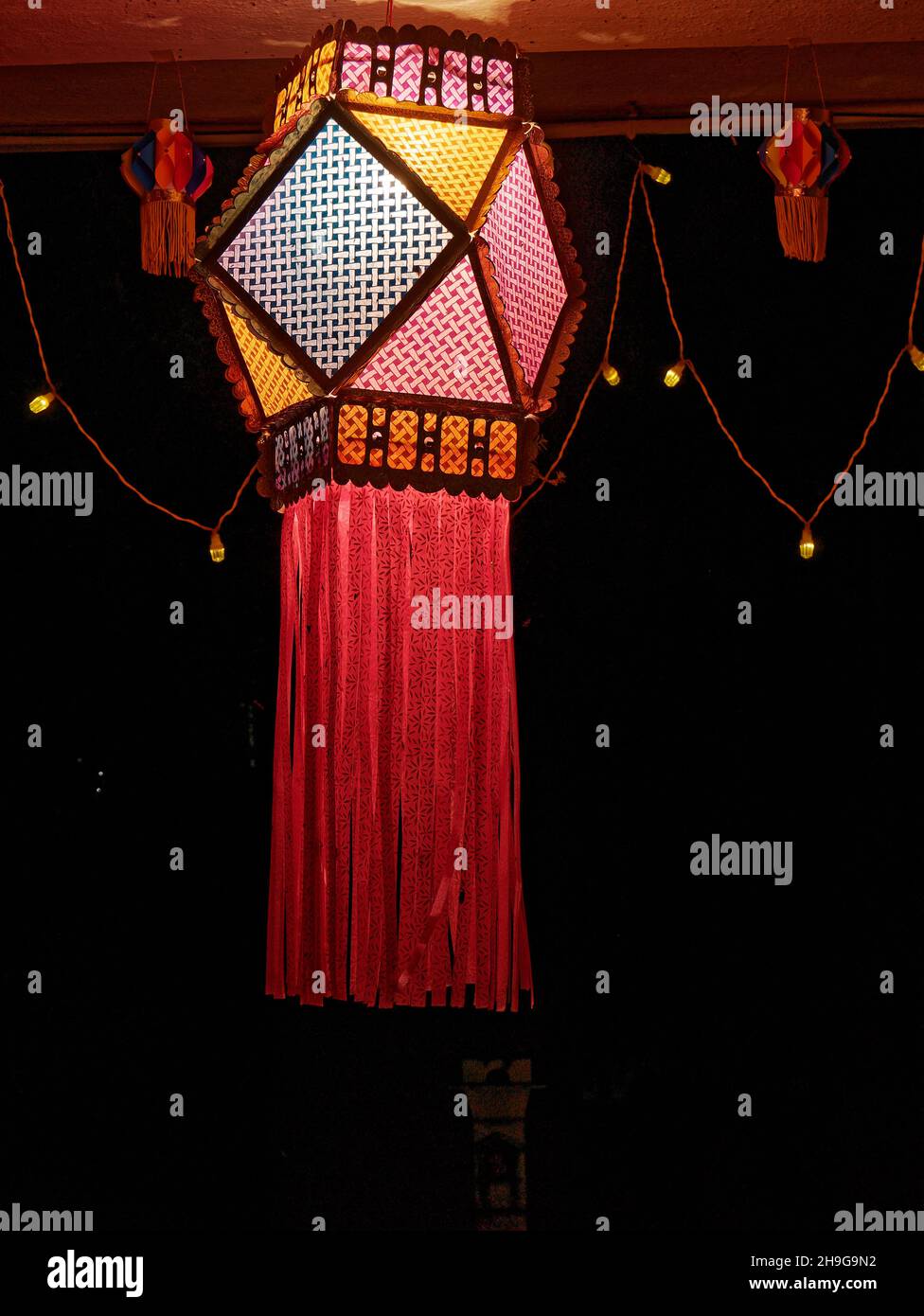 Lanterne moderne colorée Akash Kandil lampa décorative sur le balcon de la maison pour célébrer le festival Diwali Banque D'Images