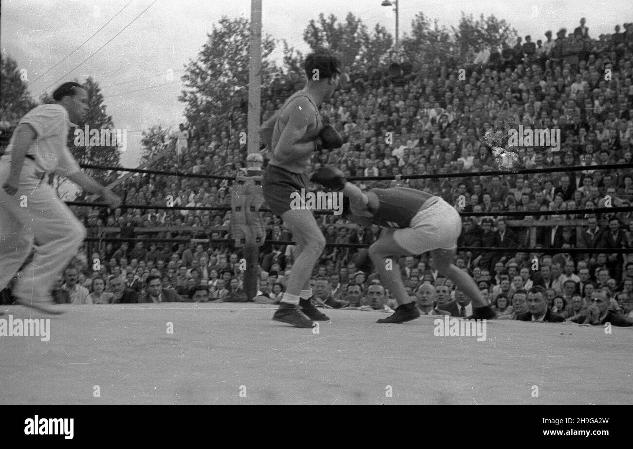 Varsovie, 1948-06-12.Mecz bokserski Polska - Finlandia rozegany na kortach Legii, zakoñczony wynikiem 8:8.NZ. Pojedynek W wadze œredniej Antoniego Kolczyñskiego z Vilio Nissinenem (upada), zakoñczony zwyciêstwem Polaka przez nokaut W drogiej rundzie. AS PAPVarsovie, le 12 juin 1948.Une boxe Pologne-Finlande tenue sur les tribunaux de Legia s'est terminée par un tirage au sort 8:8.Photo : un combat de taille moyenne entre Antoni Kolczynski et Vilio Nissinen (en chute libre) qui s'est terminé dans la victoire de Pole par le knockout au deuxième tour. Comme PAP Banque D'Images