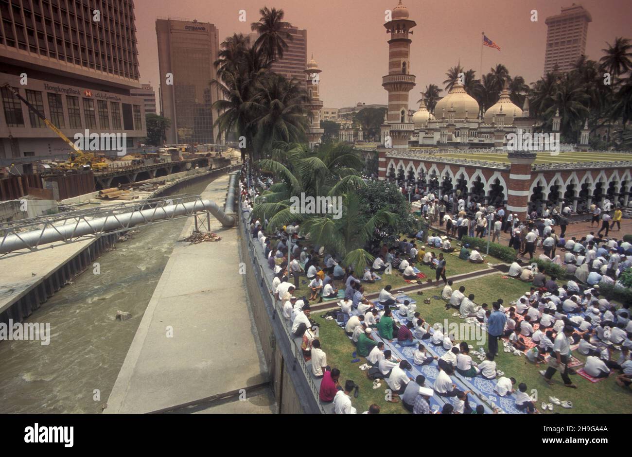 Les gens prient à la mosquée de Masjid Jamek dans la ville de Kuala Lumpur en Malaisie.Malaisie, Kuala Lumpur, août 1997 Banque D'Images