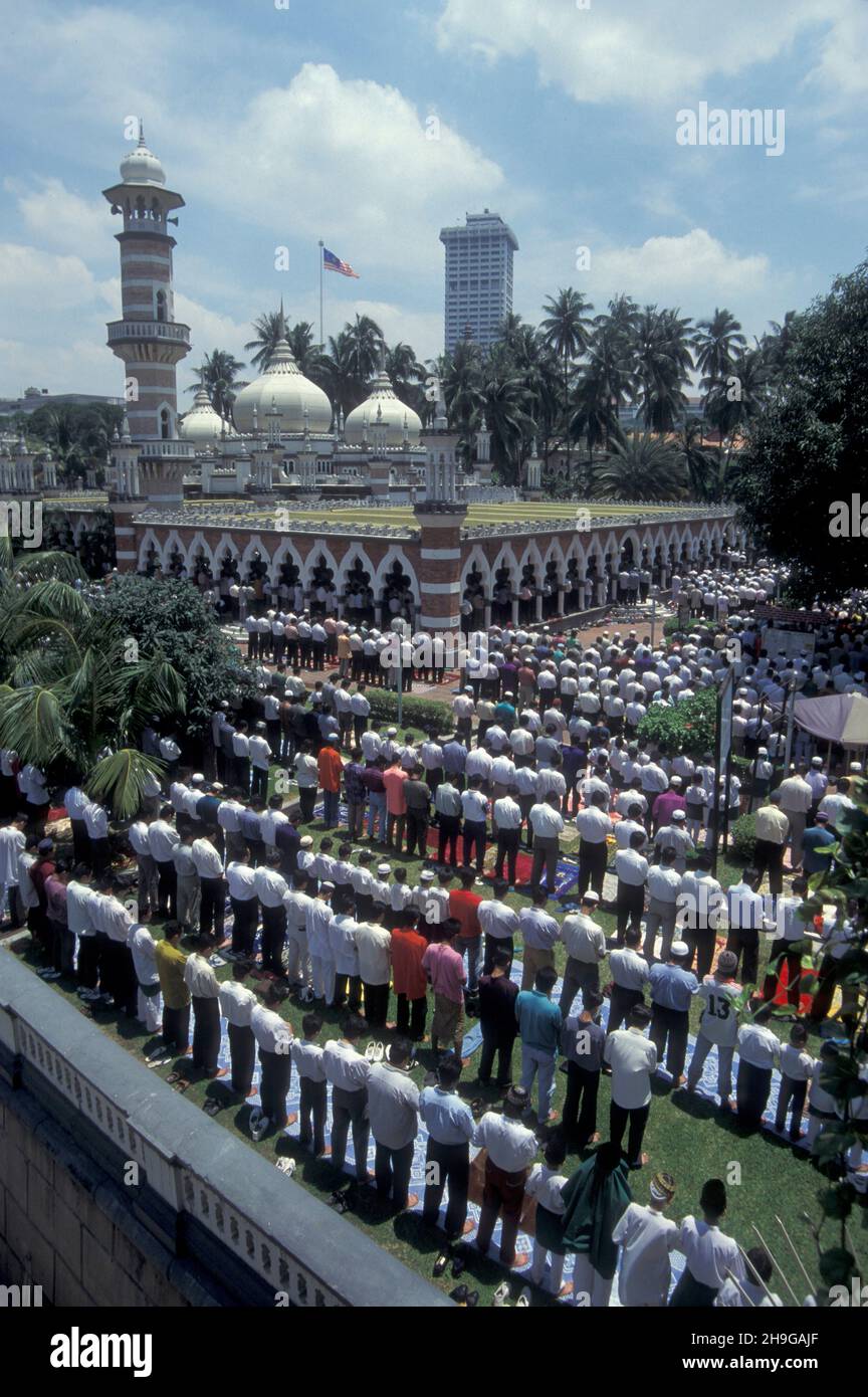 Les gens prient à la mosquée de Masjid Jamek dans la ville de Kuala Lumpur en Malaisie.Malaisie, Kuala Lumpur, août 1997 Banque D'Images