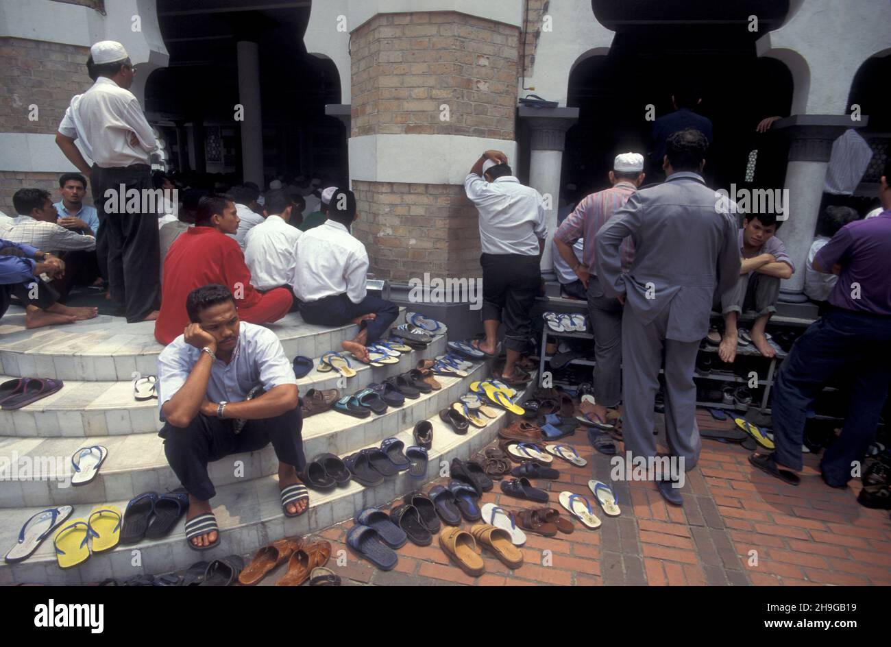 Les gens prient à la mosquée de Masjid Jamek dans la ville de Kuala Lumpur en Malaisie.Malaisie, Kuala Lumpur, août 1997 Banque D'Images