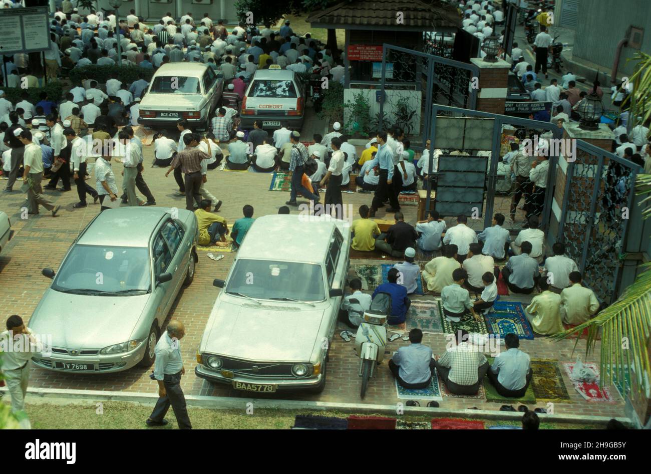 Les gens prient à la mosquée de Masjid Jamek dans la ville de Kuala Lumpur en Malaisie.Malaisie, Kuala Lumpur, août 1997 Banque D'Images