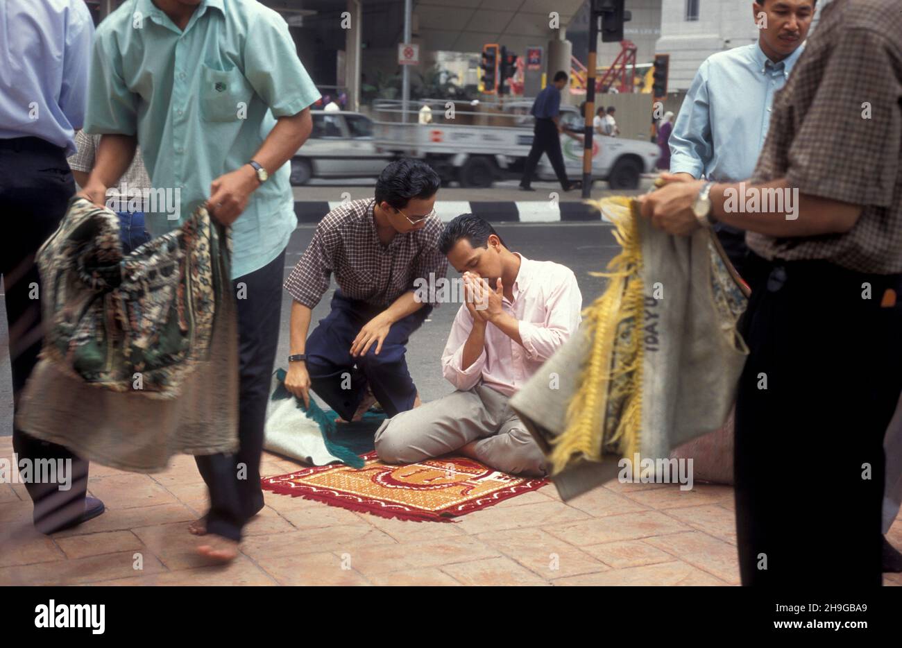 Les gens prient à la mosquée de Masjid Jamek dans la ville de Kuala Lumpur en Malaisie.Malaisie, Kuala Lumpur, août 1997 Banque D'Images