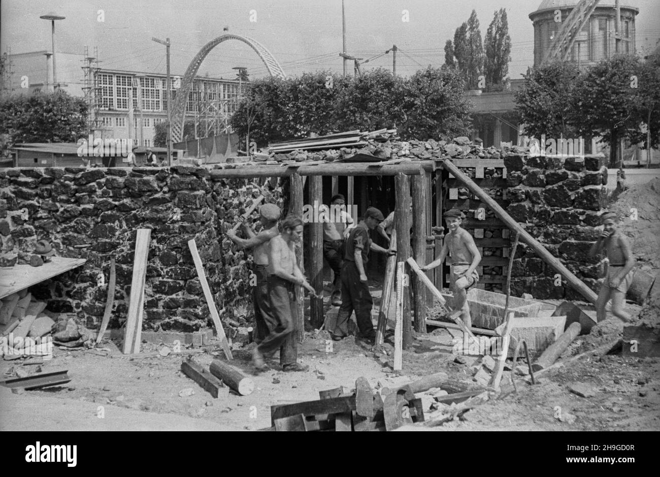Wroc³aw, 1948-06-17.Przygotowania do Wystawy Ziem Odzyskanych.NZ. Budowa chodnika kopalni wêgla.W tle Hala Konwiarza - Pawilon Rolniczy, jeden z trzech ³uków bêd¹cych symbolami trzech lat odbudowy pojennej Polski i Pawilon Czterech Kopu³. wb PAP/S.W. SadowskiWroclaw, 17 juin 1948.Préparatifs de l'exposition des territoires reconquis.Photo : la construction d'une galerie de mines de charbon.En arrière-plan, le Pavillon de l'agriculture, l'une des trois arches, symboles des trois années de reconstruction de la Pologne après la guerre, et le Pavillon des quatre dômes. wb PAP/S.W. Sadowski Banque D'Images