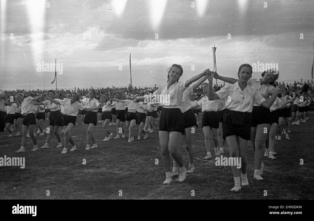 Cracovie, 1948-06-18.Pokazy gimnastyczne i sportowe m³odzie¿y na Stadionie Miejskim W ramach Œwiêta Kultury Fizycznej.NZ.¿eñski uk³ad chorégraficzny. wb PAPCracovie, le 18 juin 1948.Un spectacle de gymnastique et de sport pour les jeunes se tient au stade de la ville dans le cadre des vacances de culture physique.Photo : une routine chorégraphique pour filles. wb PAP Banque D'Images