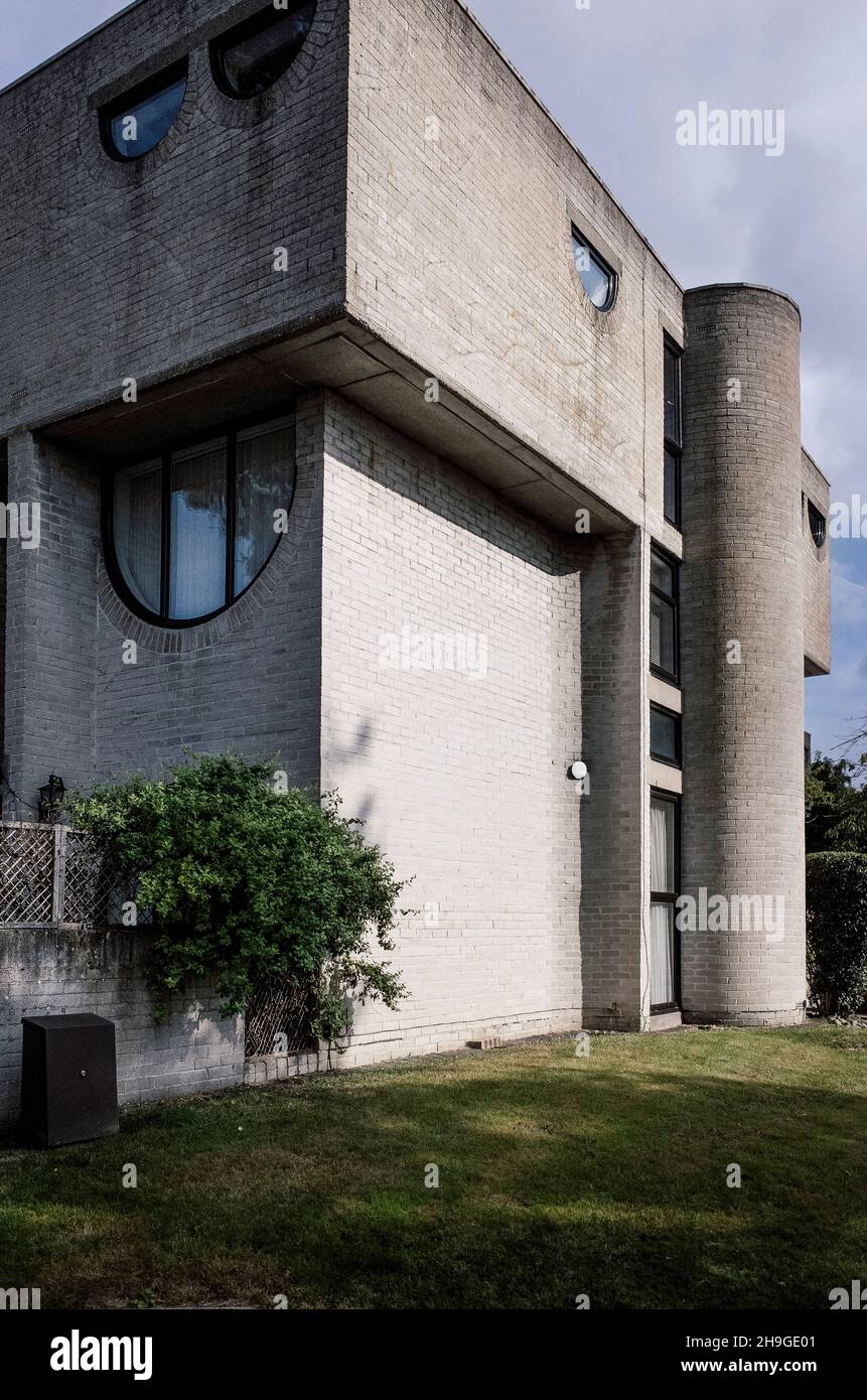 1960s maisons modernistes en briques grises de Lawrence Abbott à Apex Drive Frimley Surrey, Angleterre Banque D'Images