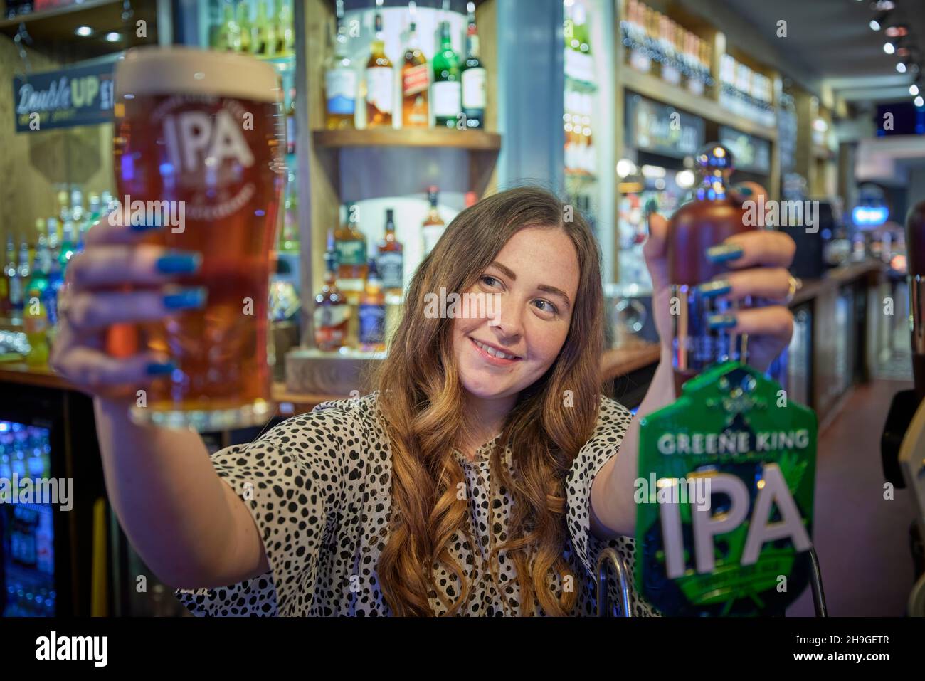 Greene King, The King’s Horse, Kingsway, Stafford tirant une pinte IPA Banque D'Images