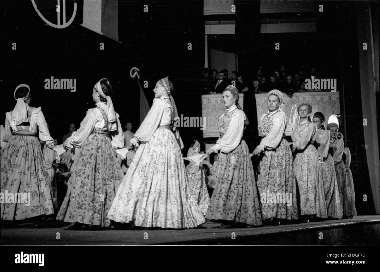 Varsovie, 1948-06-20.Teatr Roma, wystêp Narodowego Chóru im.Mitrofana Piatnickiego.Za³o¿ony W 1911 r., upowszechnia rosyjsk¹ muzykê i taniec ludowy.Chór wyst¹pi³ tak¿e W Filharmonii Krakowskiej podczas obchodów DNI Krakowa. mb PAPWarsawa, 20 juin 1948.Théâtre Roma - spectacle du chœur national Mitrofan Piatnicki.Fondée en 1911, elle a propagé la musique russe et la danse populaire.La chorale se produit également à la salle de concert de Cracovie lors des célébrations des Cracovie. mb PAP Banque D'Images