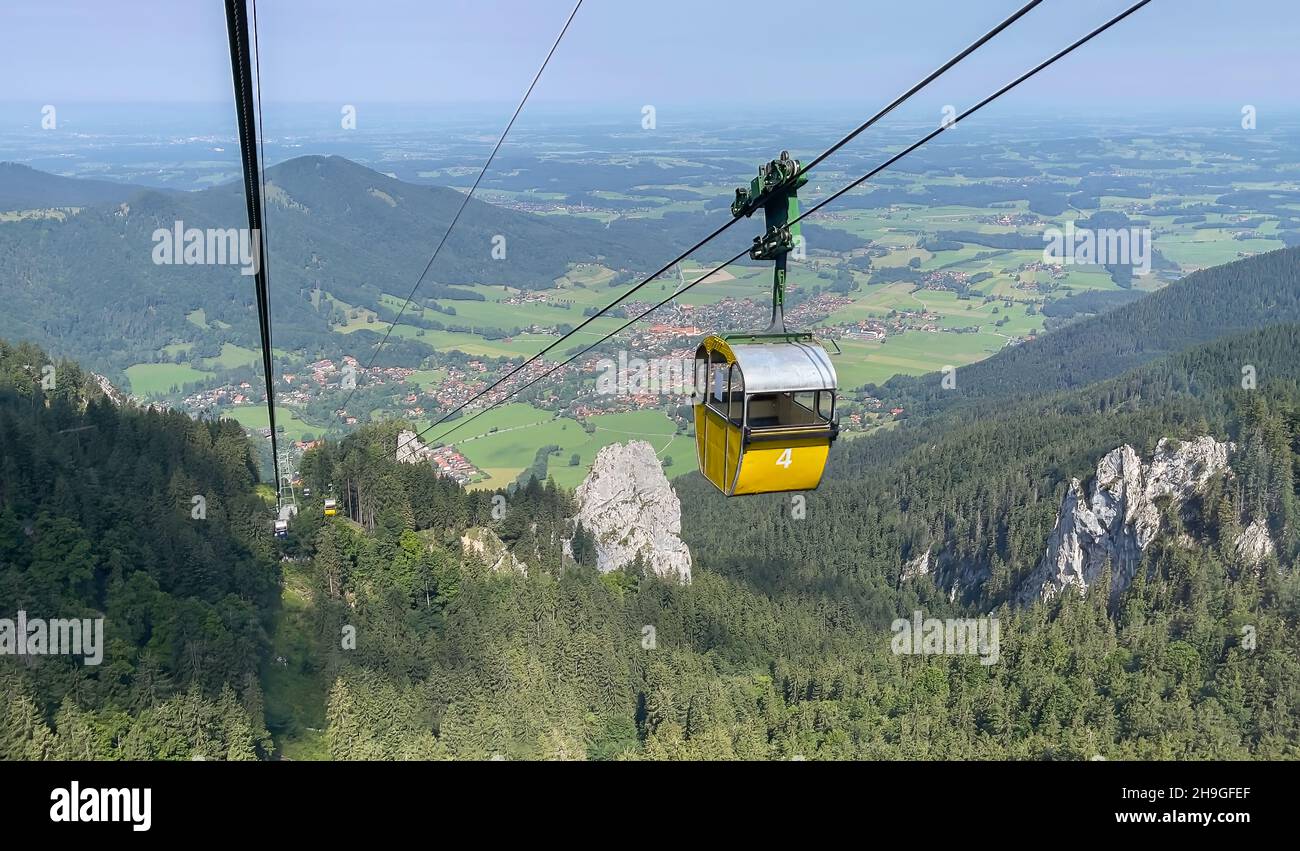 La vue de la haute montagne Kampenwand dans le Chiemgau et la ville bavaroise d'Aschau. Banque D'Images