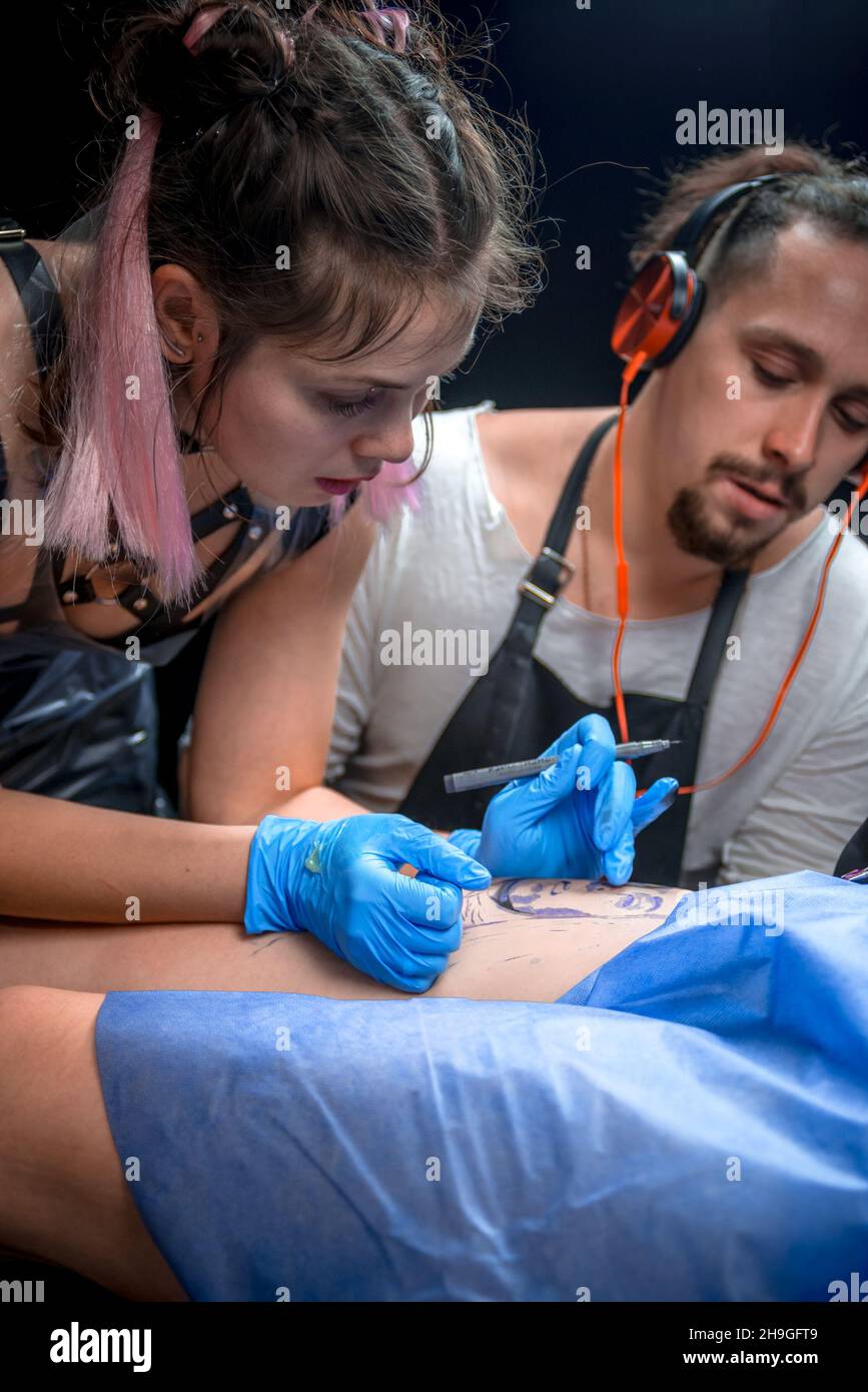 Maître de l'art du tatouage créer tatouage en studio tatouage Banque D'Images