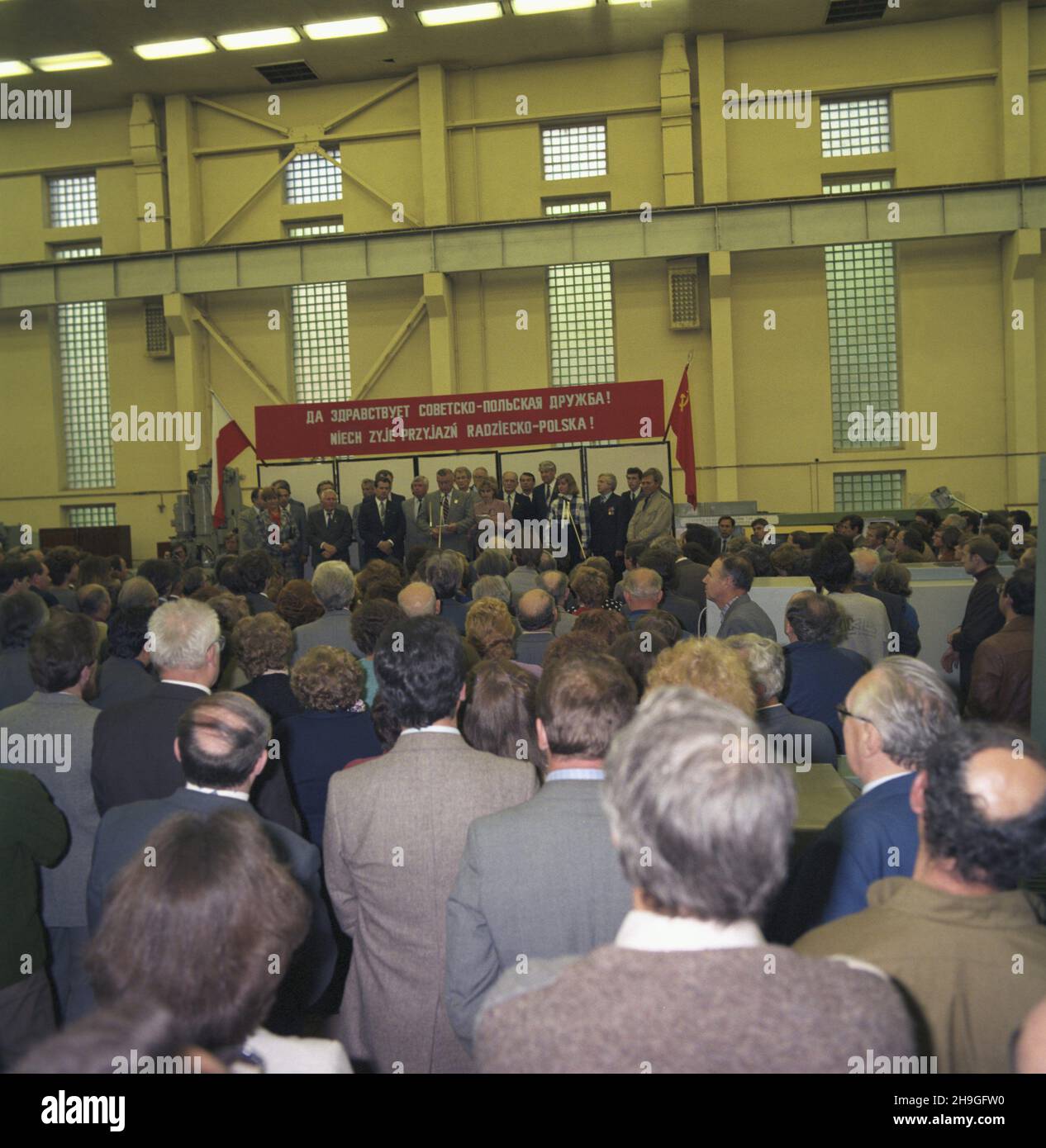 Zwi¹zek Radziecki Moskwa 09.1987.Obchody DNI Warszawy W Moskwie, W dniach 7-12 wrzeœnia.ZN. Spotkanie polskiej delegacji z za³og¹ Zak³adów Obrabiarek W Moskwie. uu PAP/Grzegorz Rogiñski Dok³adny dzieñ wydarzenia nieustalony.L'Union soviétique Moscou septembre 1987.Journées de Varsovie à Moscou du 7 au 12 septembre.Un accord de coopération entre les deux villes a été signé.Photo : une délégation polonaise rencontre les travailleurs d'une usine de machines-outils à Moscou. uu PAP/Grzegorz Roginski Event Day unknown Banque D'Images