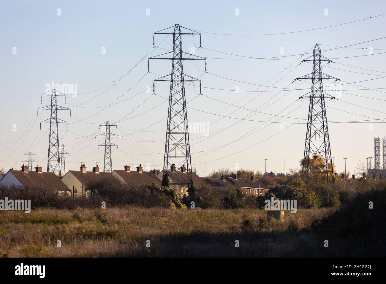 Pylônes d'électricité fournissant des maisons à Dartford Kent, Royaume-Uni Banque D'Images