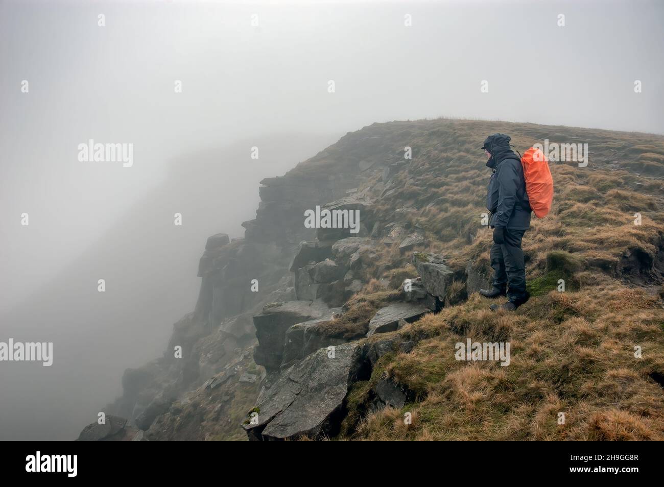 Hillwalker dans les nuages sur la NAB près du sommet de Wild Boar est tombé en Cumbria Banque D'Images