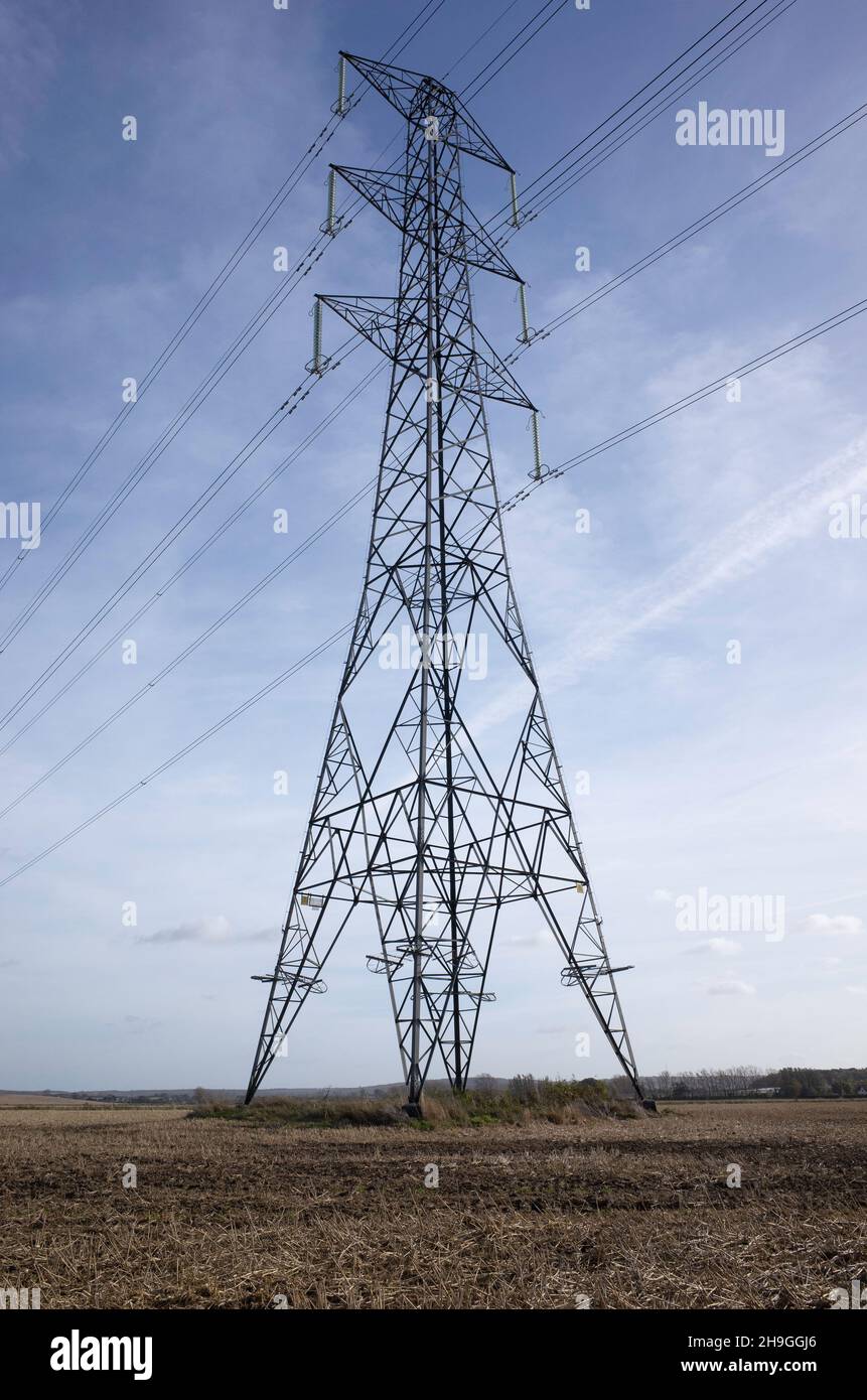 Électricité lignes électriques de pylône s'étendant sur le paysage anglais du Kent près de Graveney à l'extérieur de Faversham Banque D'Images