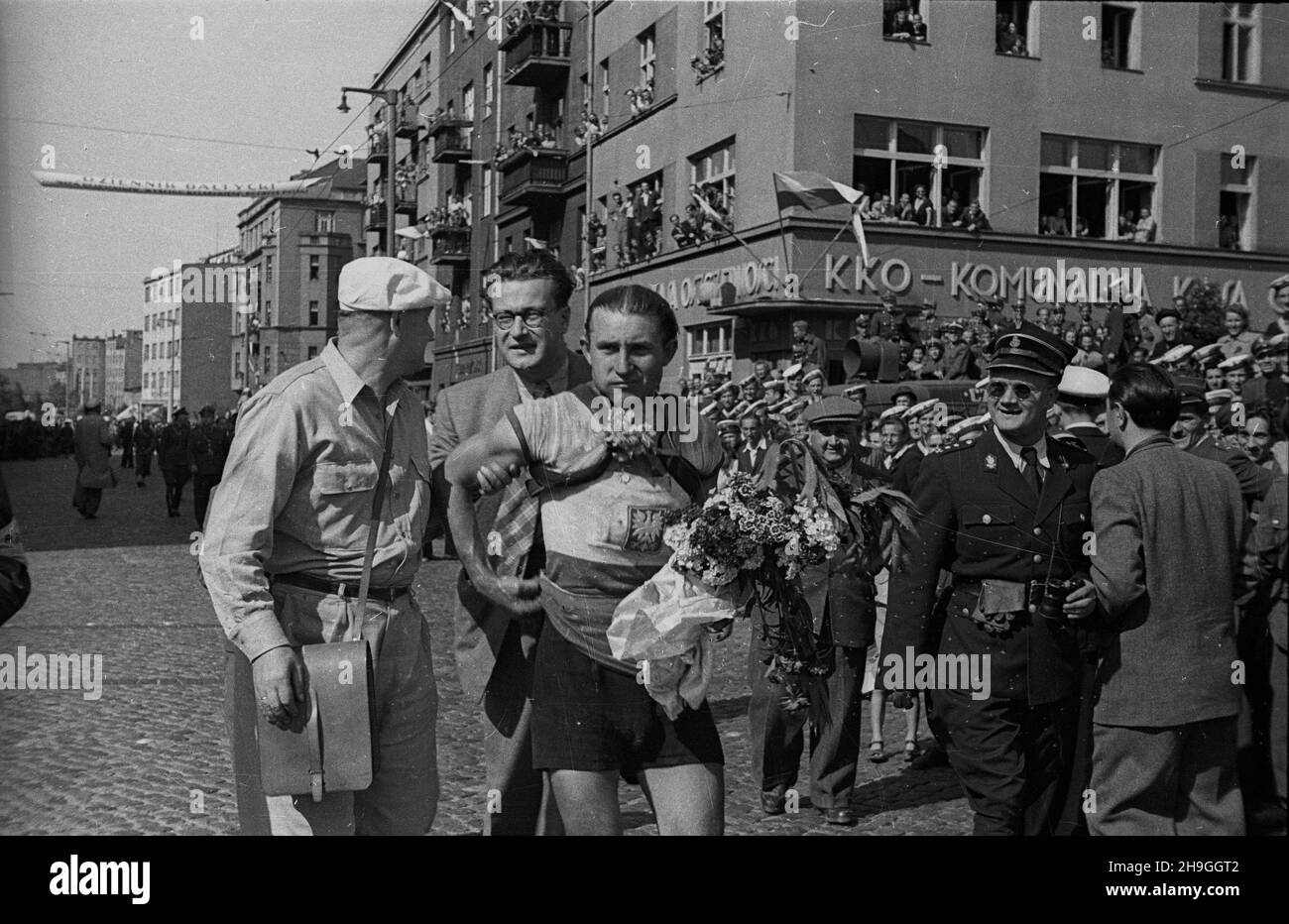 Gdynia, 1948-06-23.Siódmy W historii drugi po II wojnie œwiatowej miêdzynarodowy wyœcig kolarski Tour de Bologne, zorganizowany przez Spó³dzielniê Wydawniczo-Oœwiatow¹ Czytelnik.Zwyciêzca II etapu Olsztyn – Gdynia Wac³aw Wójcik (5:50:58 s.), z kwiatami. uu PAPGdynia, 23 juin 1948.La septième en histoire et la deuxième après la Seconde Guerre mondiale course internationale de vélo Tour de Bologne, organisée par la coopérative d'édition et d'éducation Czytelnik.Photo : le vainqueur de la 2e étape Olsztyn-Gdynia Waclaw Wojcik (5:50:58 s.), avec fleurs. uu PAP Banque D'Images