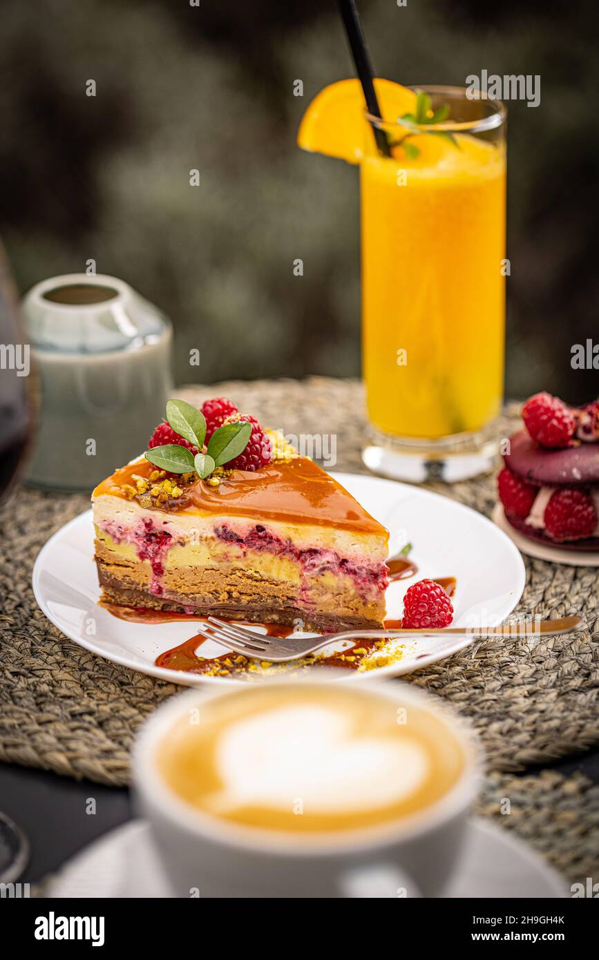 Table de desserts de l'après-midi avec gâteau, jus d'orange et