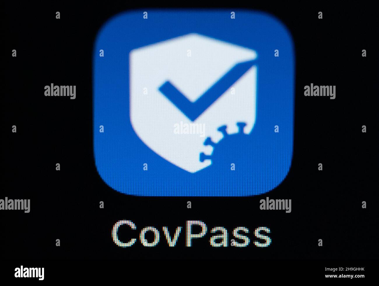 07 décembre 2021, Bade-Wurtemberg, Villingen-Schwenningen: L'application CovPass est visible sur l'écran d'un iPhone se.Photo: Silas Stein/dpa Banque D'Images