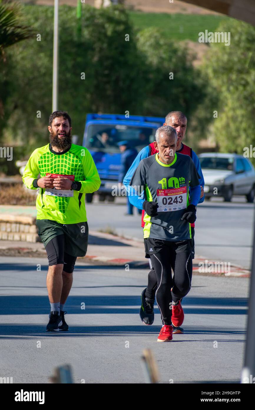 El Madher, Batna, Algérie - 12-04-2021: Coureurs en compétition pour gagner le Marathon International Medghacen après avoir traversé 22 km de la ville de Batna à El Madher ci Banque D'Images