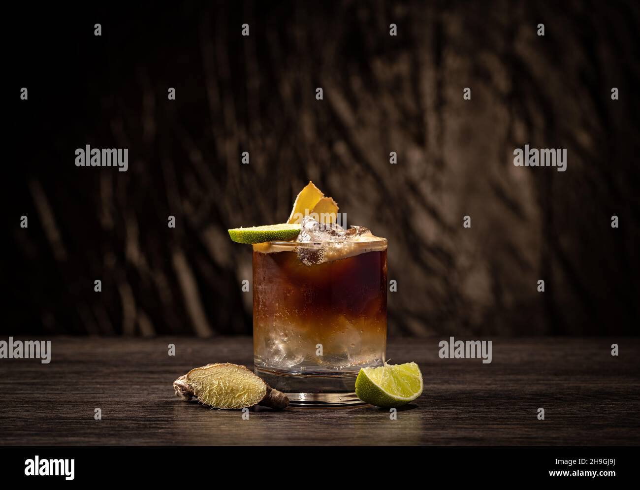 Cuba cocktail libre avec du cola, du citron vert et de la glace en verre, de la longdrink froide ou de la limonade Banque D'Images