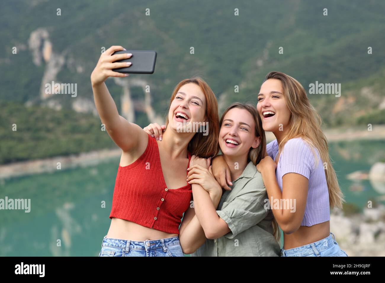 Des amis drôles qui prennent des selfies sur leur smartphone en montagne pendant les vacances d'été Banque D'Images