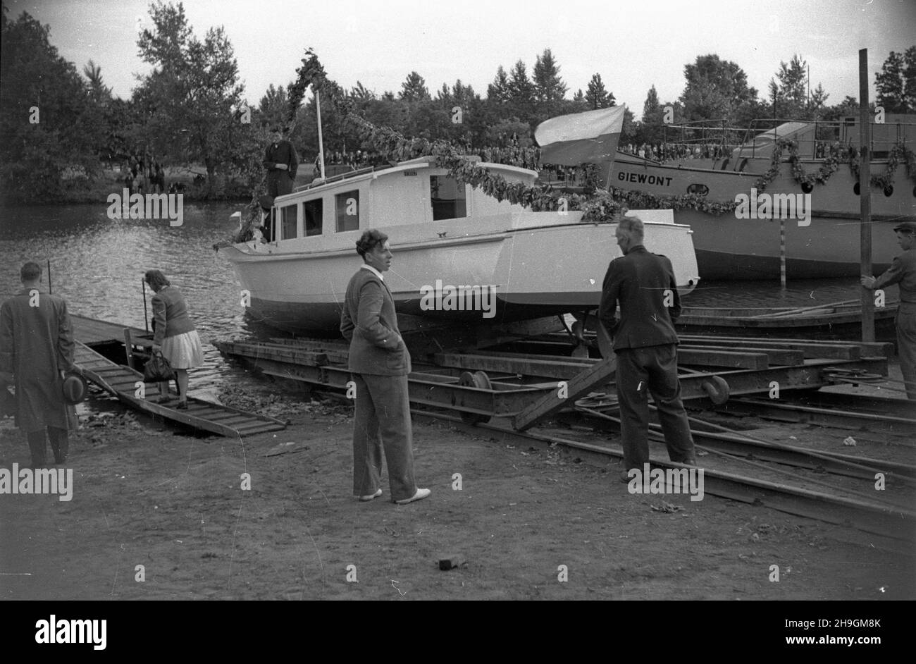 Wroc³aw, 1948-06-27.Pañstwowa Stocznia i Warszaty Mechaniczne Wroc³aw-Zacisze.Uroczystoœæ wodowania nowych jednostek ¿eglugi rzecznej na Odrze, m.in. Motorówki Œnie¿ka. uu PAP/S.W. SadowskiWroclaw, 27 juin 1948.Chantier naval d'État et ateliers mécaniques Wroc³aw-Zacisze.La cérémonie de lancement de nouveaux navires de navigation sur la rivière Odra, y compris le bateau à moteur Sniezka. uu PAP/S.W. Sadowski Banque D'Images