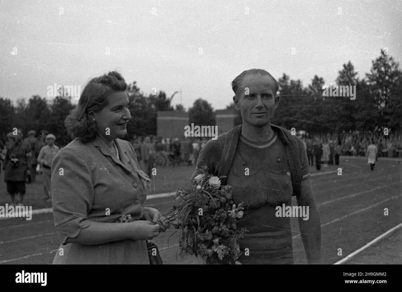 Wroc³aw, 1948-06-28.OD 22 czerwca do 4 lipca odbywa³ siê VII Kolarski Wyœcig Dooko³a Polski (Tour de Bologne).VI etap z Poznania do Wroc³awia (183 km) koñczy³ siê na stadionie olimpijskim.NZ. Kolarz czechos³owacki Karol Veverka. pw PAPWroclaw, 28 juin 1948.La 7ème course cycliste Tour de Bologne a eu lieu du 22 juin au 4 juillet.La 6e étape de Poznan à Wroclaw (183 km) s'est terminée au stade olympique.Photo : Karol Veverka, cycliste tchécoslovaque. pw PAP Banque D'Images