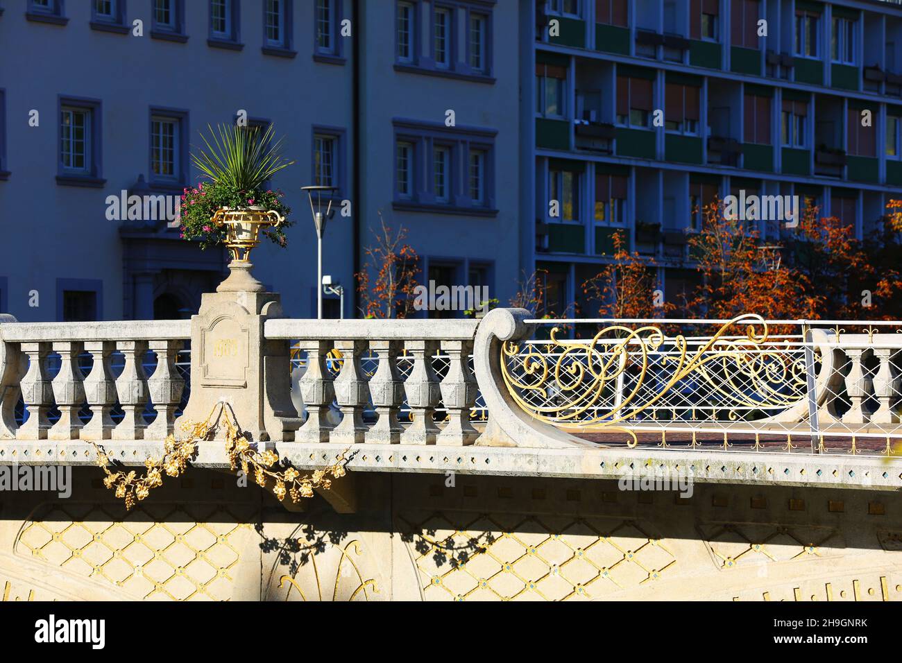 Meran, Kurstadt, Standtansicht mit Fluss Passer Brücke und Bäumen,.Meran, Südtirol, Dolomiten, Italie Banque D'Images