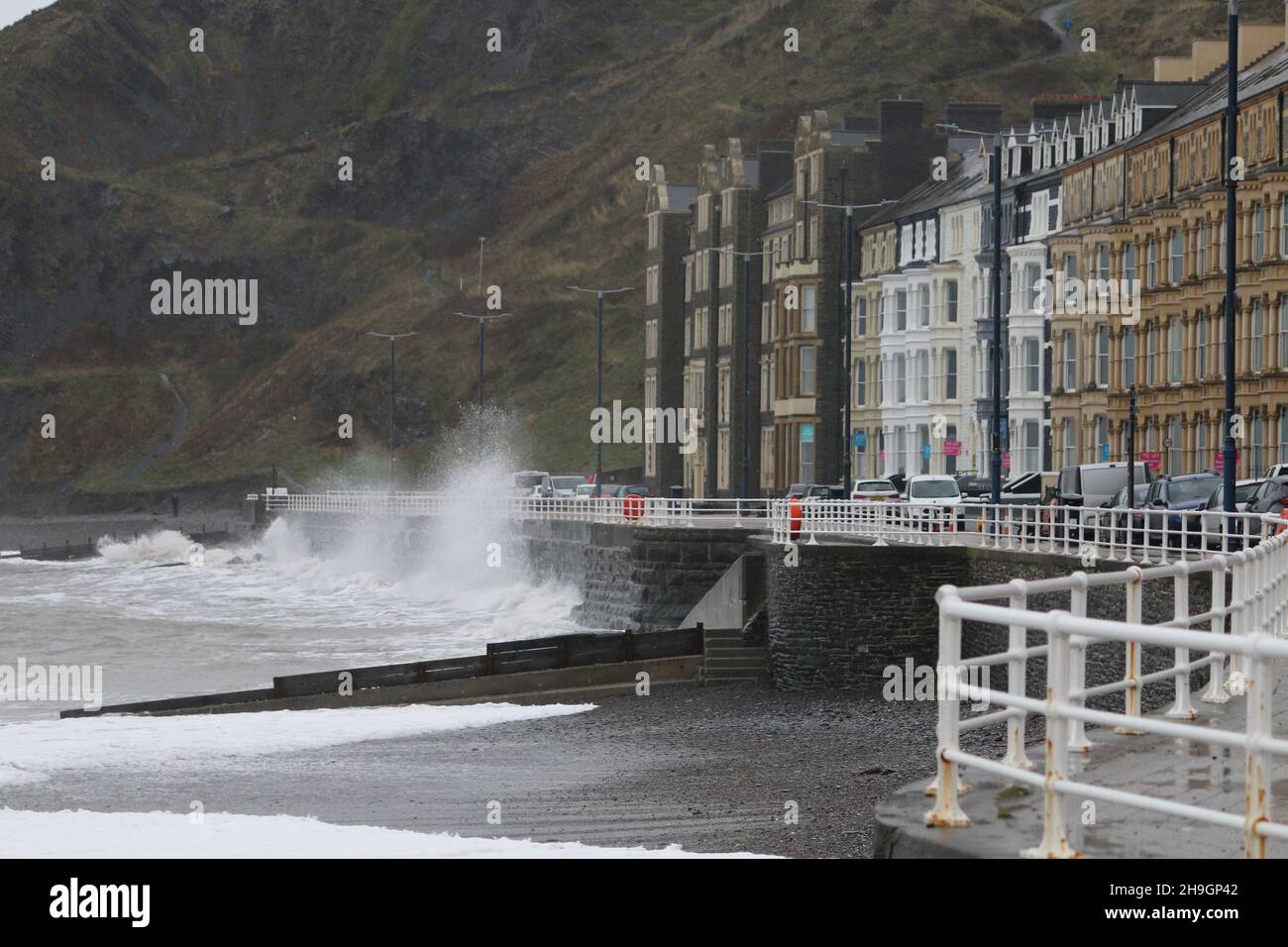 Aberystwyth pays de Galles Royaume-Uni météo 7 décembre 2021, la tempête BARRA frappe la côte ouest du pays de Galles, des vents violents de la force gale atteignant jusqu'à 80 km/h sifflent de l'ouest en conduisant dans des vagues géantes qui battent la promenade du front de mer d'Aberystwyth .Un avertissement jaune est en place avec des dommages aux structures et aux biens possibles .Crédit : mike davies/Alamy Live News Banque D'Images