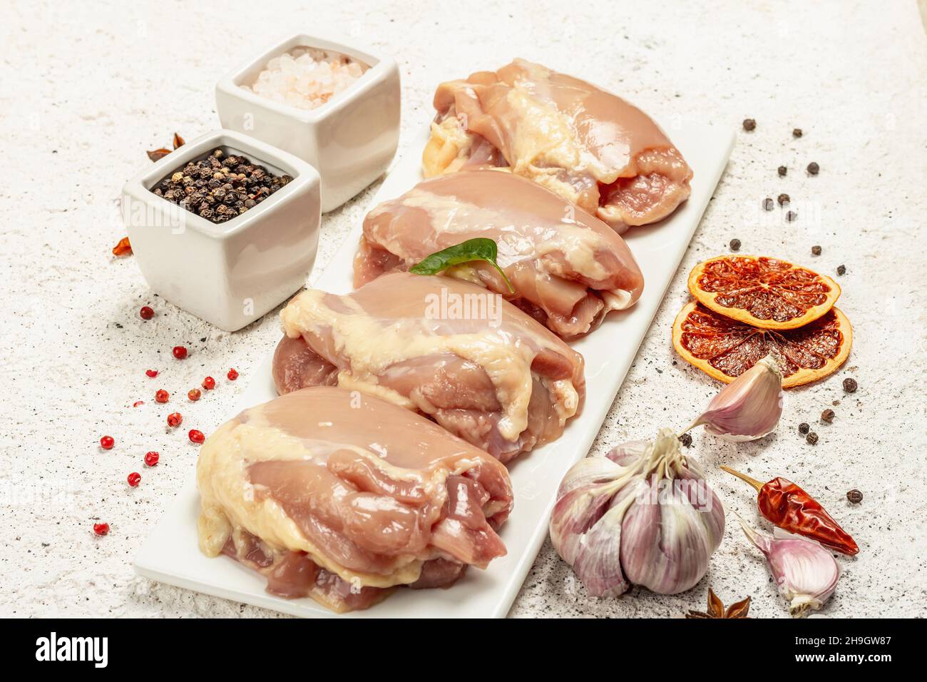 Cuisse de poulet crue sans os ni peau.Un ingrédient utile pour préparer des aliments sains, des épices, de l'ail.Arrière-plan léger, gros plan Banque D'Images