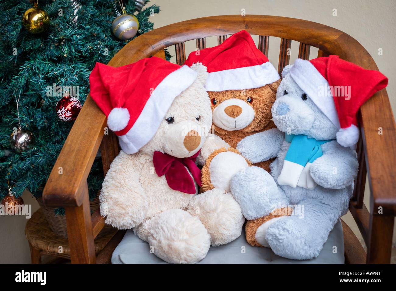 4 X Blanc Ours En Peluche Suspendu Décorations pour arbres de Noël boules Chapeaux et Foulards