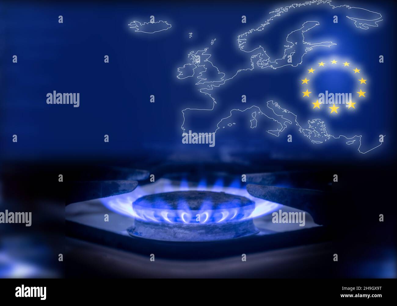 La flamme bleue d'un poêle à gaz dans l'obscurité.Brûleur à gaz sur le fond de la carte et du drapeau de l'Union européenne.Le concept de consommation de gaz Banque D'Images