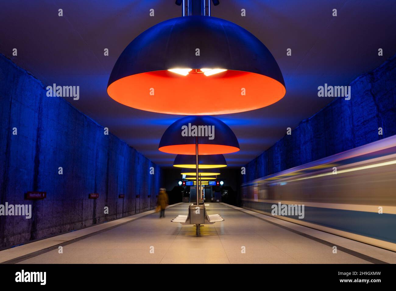 Station de métro pittoresque Westfriedhof à Munich, Bavière, Allemagne Banque D'Images