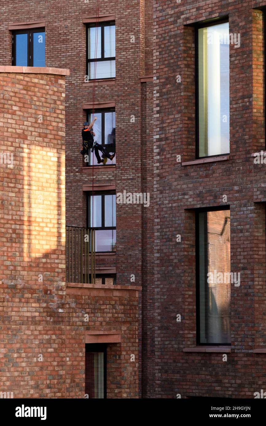 Nettoyage de fenêtres au travail (signalisation de rappel, nouvelle tour d'appartements, sécurité) - Hudson Quarter York centre ville, North Yorkshire Angleterre Royaume-Uni. Banque D'Images