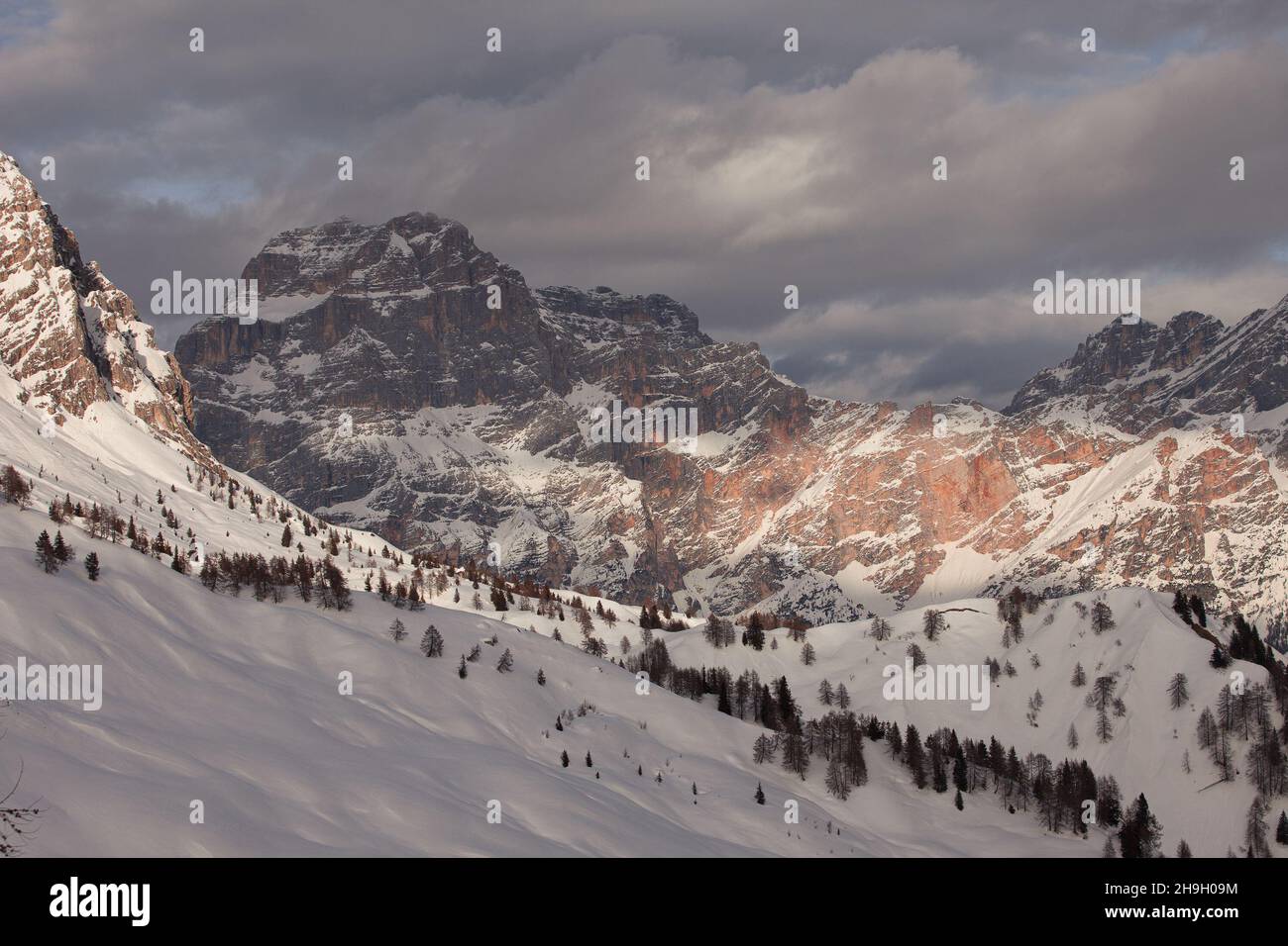 Mont Sorapiss au coucher du soleil dans un magnifique paysage d'hiver Banque D'Images