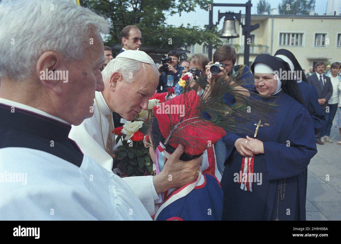 Varsovie 14.06.1987.III pielgrzymka papie¿a Jana Paw³a II do Polski.Wizyta Ojca Œwiêtego (2L) W parafii pw.œw.Stanis³awa Kostki na ¯oliborzu, W miejcu duszpasterskiej pracy œp. ks.Jerzego Popie³uszki.Z lewej ks. Proboszcz Teofil Bogucki.W g³êbi dzwon dla miejscowego koœcio³a z wizerunkiem œw.Jerzego i napisem Bóg Honor-Ojczyzna, który papie¿ pob³ogoslawi³. uu PAP/Jan MorekVarsovie 14 juin 1987.Le troisième pèlerinage du Pape Johne Paul II en Pologne.Le Saint-Père (2ème gauche) visite de l'église paroissiale Saint Stanislaw Kostka, temple du service pastoral du défunt Père Jerz Banque D'Images