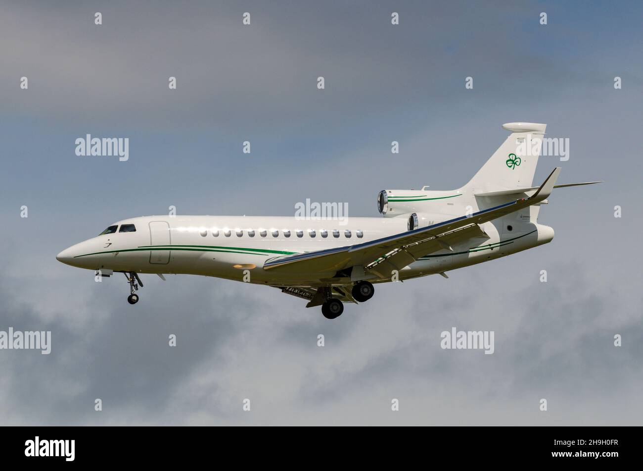 Dassault Falcon 7x jet plane M-CELT propriété de Cravant Ltd et immatriculée dans l'île de Man.Jet d'affaires, jet d'affaires, atterrissage à Farnborough Banque D'Images