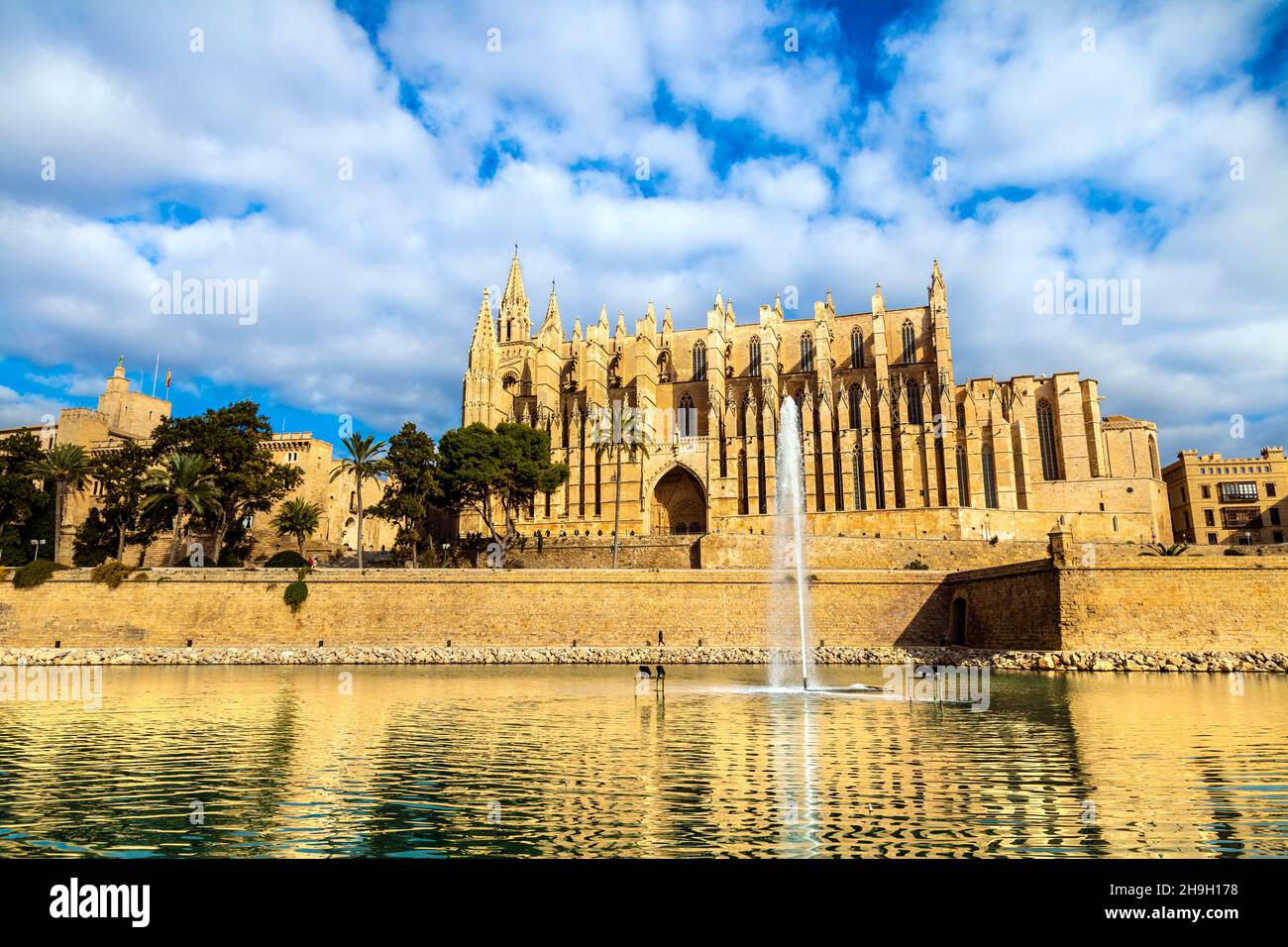Extérieur de la cathédrale de Palma et de la fontaine du Parc da la Mar, Palma, Majorque, Espagne Banque D'Images