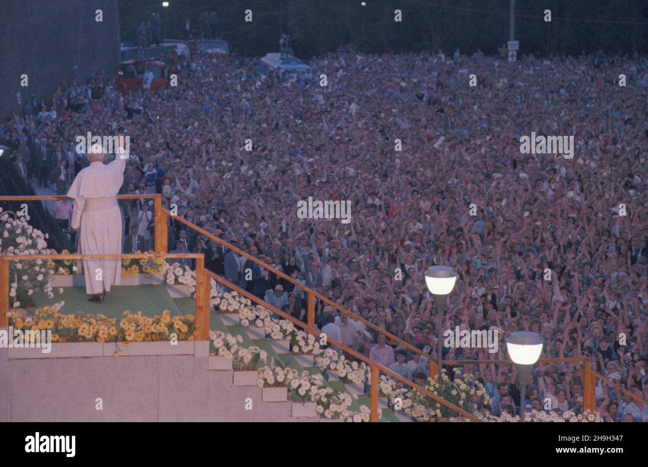 Czêstochowa 12.06.1987.III pielgrzymka papie¿a Jana Paw³a II do Polski.NZ.Œwiêty pozdrawia wiernych uczestnicz¹cych W Apelu Jasnogórskim u podnó¿a sanktuarium Matki Bo¿ej na Jasnej Górze. uu PAP/Maciej Musia³Czestochowa 12 juin 1987.Le 3ème pèlerinage du Pape Jean-Paul II en Pologne.Photo : le Saint-Père salue les fidèles participant à l'appel de Jasna Gora au pied du sanctuaire Sainte Marie mère de Dieu à Jasna Gora. uu PAP/Maciej Musial Banque D'Images