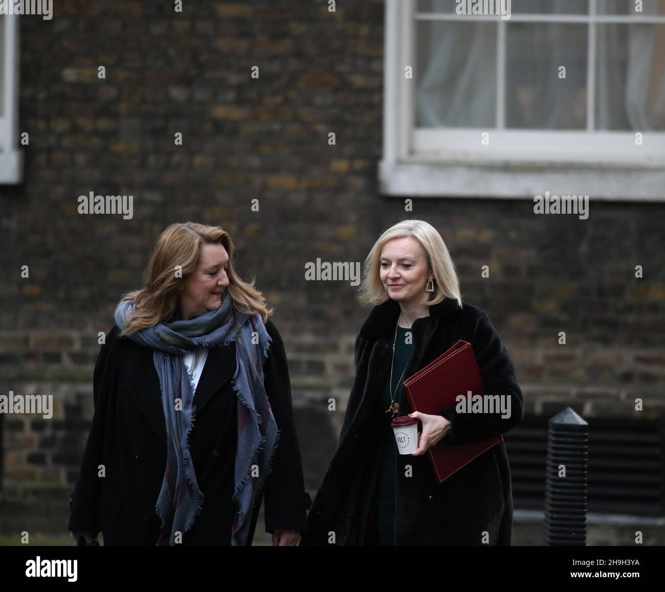 Downing Street, Londres, Royaume-Uni.7 décembre 2021.Elizabeth Truss MP, secrétaire d'État aux Affaires étrangères, du Commonwealth et du développement, ministre des femmes et des équialités à Downing Street, accompagnée d'Anne-Marie Trevelyan MP, secrétaire d'État au développement international, présidente de la Chambre de commerce pour une réunion hebdomadaire du Cabinet.Crédit : Malcolm Park/Alay Live News. Banque D'Images Downing Street, Londres, Royaume-Uni.7 décembre 2021.Elizabeth Truss MP, secrétaire d'État aux Affaires étrangères, du Commonwealth et du développement, ministre des femmes et des équialités à Downing Street, accompagnée d'Anne-Marie Trevelyan MP, secrétaire d'État au développement international, présidente de la Chambre de commerce pour une réunion hebdomadaire du Cabinet.Crédit : Malcolm Park/Alay Live News. Banque D'Images
