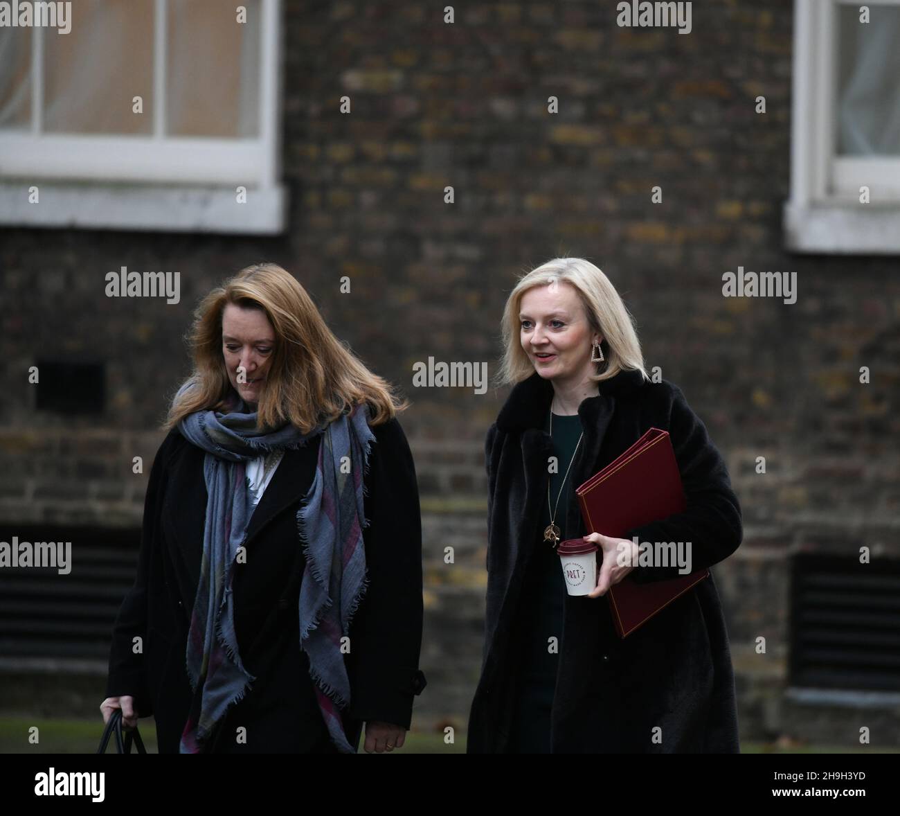 Downing Street, Londres, Royaume-Uni.7 décembre 2021.Elizabeth Truss MP, secrétaire d'État aux Affaires étrangères, du Commonwealth et du développement, ministre des femmes et des équialités à Downing Street, accompagnée d'Anne-Marie Trevelyan MP, secrétaire d'État au développement international, présidente de la Chambre de commerce pour une réunion hebdomadaire du Cabinet.Crédit : Malcolm Park/Alay Live News. Banque D'Images Downing Street, Londres, Royaume-Uni.7 décembre 2021.Elizabeth Truss MP, secrétaire d'État aux Affaires étrangères, du Commonwealth et du développement, ministre des femmes et des équialités à Downing Street, accompagnée d'Anne-Marie Trevelyan MP, secrétaire d'État au développement international, présidente de la Chambre de commerce pour une réunion hebdomadaire du Cabinet.Crédit : Malcolm Park/Alay Live News. Banque D'Images