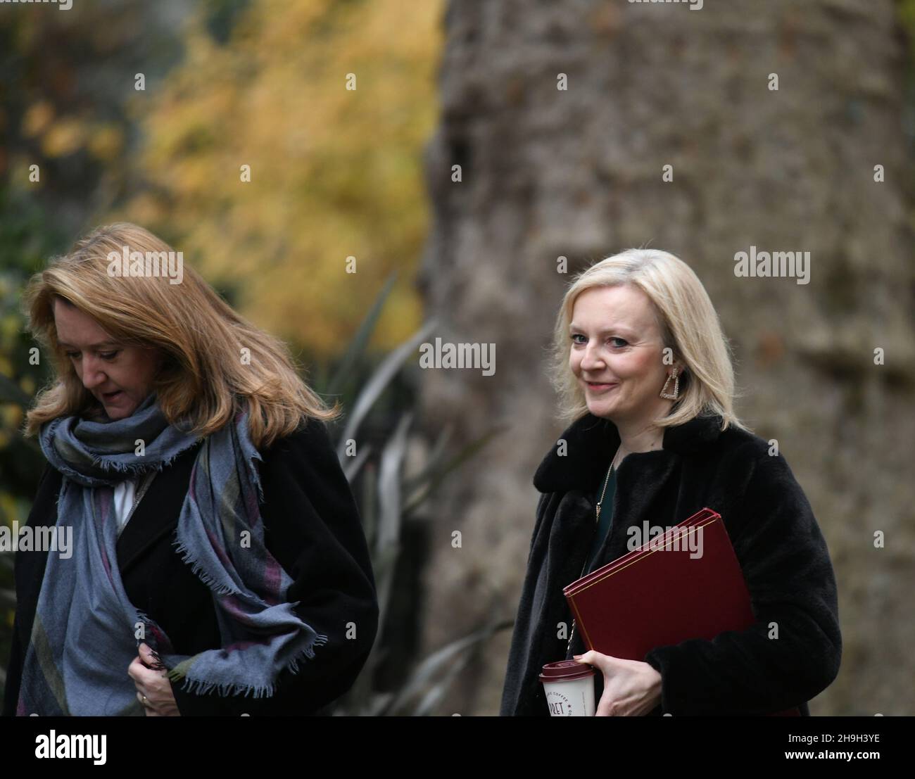 Downing Street, Londres, Royaume-Uni.7 décembre 2021.Elizabeth Truss MP, secrétaire d'État aux Affaires étrangères, du Commonwealth et du développement, ministre des femmes et des équialités à Downing Street, accompagnée d'Anne-Marie Trevelyan MP, secrétaire d'État au développement international, présidente de la Chambre de commerce pour une réunion hebdomadaire du Cabinet.Crédit : Malcolm Park/Alay Live News. Banque D'Images Downing Street, Londres, Royaume-Uni.7 décembre 2021.Elizabeth Truss MP, secrétaire d'État aux Affaires étrangères, du Commonwealth et du développement, ministre des femmes et des équialités à Downing Street, accompagnée d'Anne-Marie Trevelyan MP, secrétaire d'État au développement international, présidente de la Chambre de commerce pour une réunion hebdomadaire du Cabinet.Crédit : Malcolm Park/Alay Live News. Banque D'Images