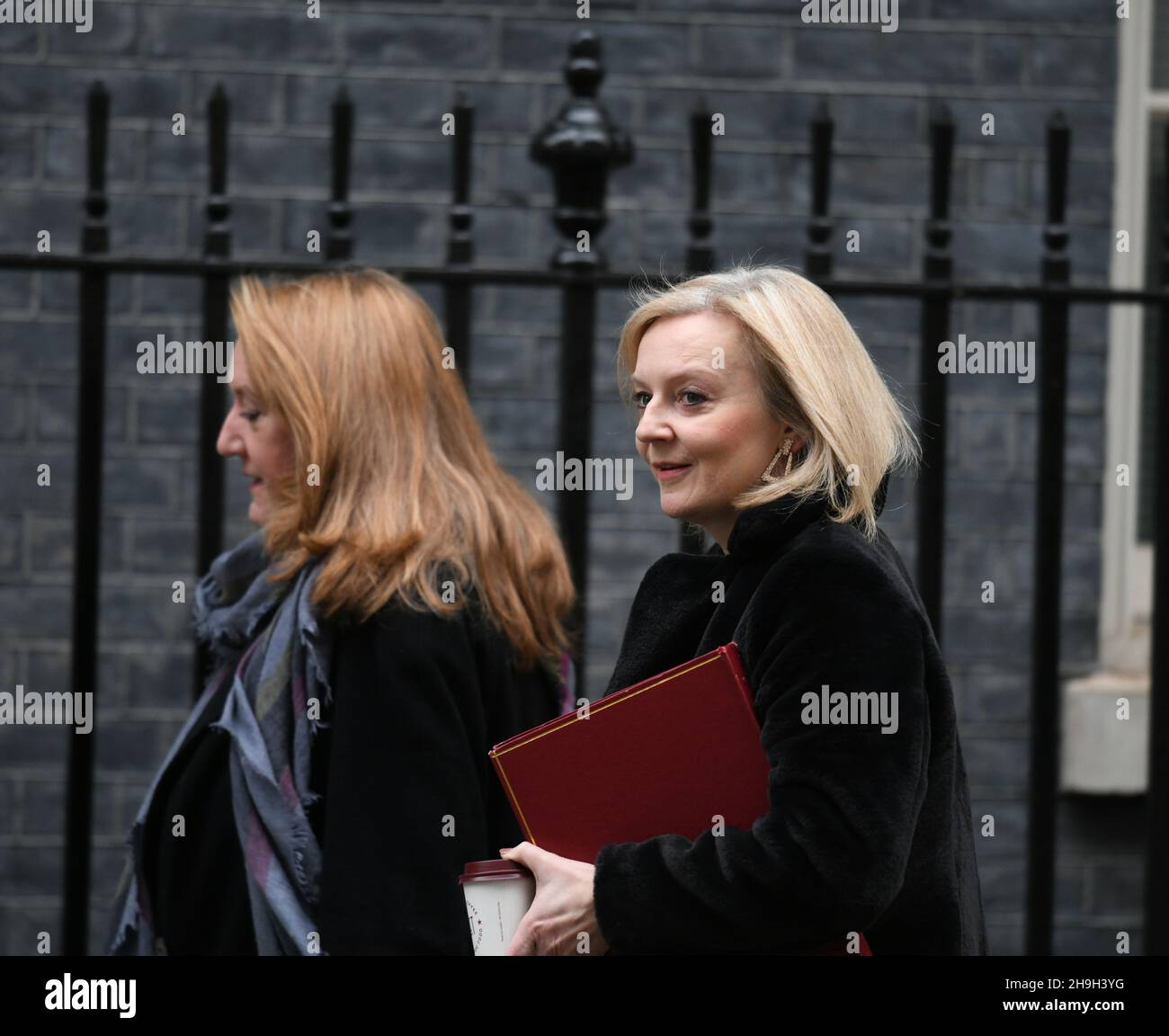 Downing Street, Londres, Royaume-Uni.7 décembre 2021.Elizabeth Truss MP, secrétaire d'État aux Affaires étrangères, du Commonwealth et du développement, ministre des femmes et des équialités à Downing Street, accompagnée d'Anne-Marie Trevelyan MP, secrétaire d'État au développement international, présidente de la Chambre de commerce pour une réunion hebdomadaire du Cabinet.Crédit : Malcolm Park/Alay Live News. Banque D'Images Downing Street, Londres, Royaume-Uni.7 décembre 2021.Elizabeth Truss MP, secrétaire d'État aux Affaires étrangères, du Commonwealth et du développement, ministre des femmes et des équialités à Downing Street, accompagnée d'Anne-Marie Trevelyan MP, secrétaire d'État au développement international, présidente de la Chambre de commerce pour une réunion hebdomadaire du Cabinet.Crédit : Malcolm Park/Alay Live News. Banque D'Images