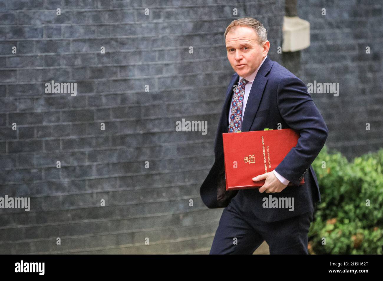 Londres, Royaume-Uni.7th décembre 2021.George Ejustice, député, secrétaire d'État à l'Environnement, à l'alimentation et aux Affaires rurales.Les ministres assistent à la réunion du Cabinet à Downing Street.Credit: Imagetraceur/Alamy Live News Banque D'Images