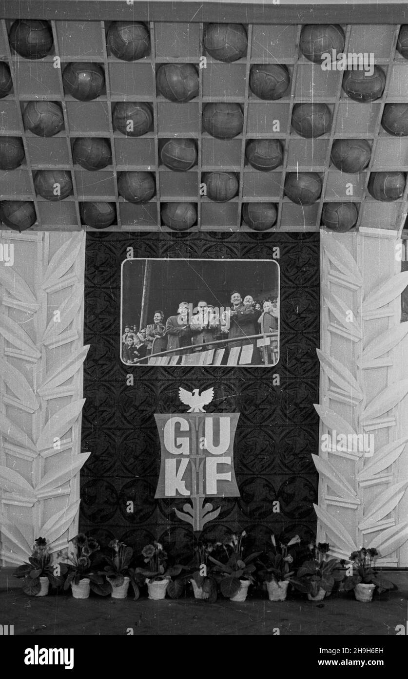 Wroc³aw, 1948-07.Wystawa Ziem Odzyskanych trwa³a od 21 lipca do 31 paŸdziernika 1948 roku.By³a cyklem propagandowych wystaw i imprez prezentuj¹cych osi¹gniêcia Polski W odbudowie ziem uzyskanych przez RP po II wojnie œwiatowej.NZ. Dekoracja wystawy zorganizowanej przez G³ówny Urz¹d Kultury Fizycznej. mta PAP Dok³adny dzieñ wydarzenia nieustalony.Wroclaw, juillet 1948.L'exposition des territoires regagnés (du 21 juillet au 31 octobre 1948).C'était un cycle de manifestations de propagande et d'événements présentant les réalisations de la Pologne dans la reconstruction des territoires reconquis par la Pologne après la guerre mondiale Banque D'Images