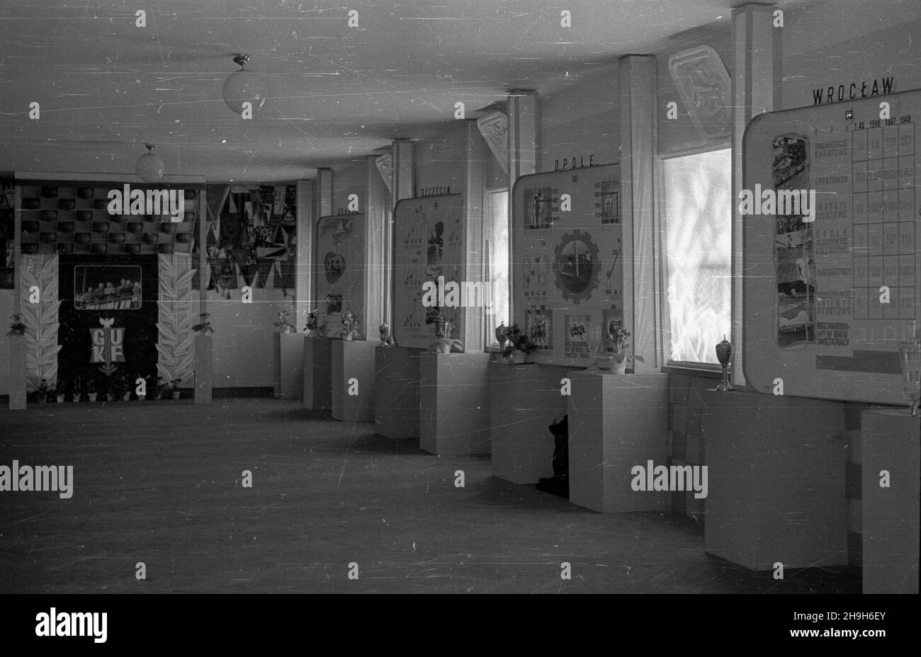 Wroc³aw, 1948-07.Wystawa Ziem Odzyskanych trwa³a od 21 lipca do 31 paŸdziernika 1948 roku.By³a cyklem propagandowych wystaw i imprez prezentuj¹cych osi¹gniêcia Polski W odbudowie ziem uzyskanych przez RP po II wojnie œwiatowej.NZ. Dekoracja i eksponaty wystawy zorganizowanej przez G³ówny Urz¹d Kultury Fizycznej. mta PAP Dok³adny dzieñ wydarzenia nieustalony.Wroclaw, juillet 1948.L'exposition des territoires regagnés (du 21 juillet au 31 octobre 1948).Il s'agissait d'un cycle d'expositions de propagande et d'événements présentant les réalisations de la Pologne dans la reconstruction des territoires reconquis par l'AFT de la Pologne Banque D'Images