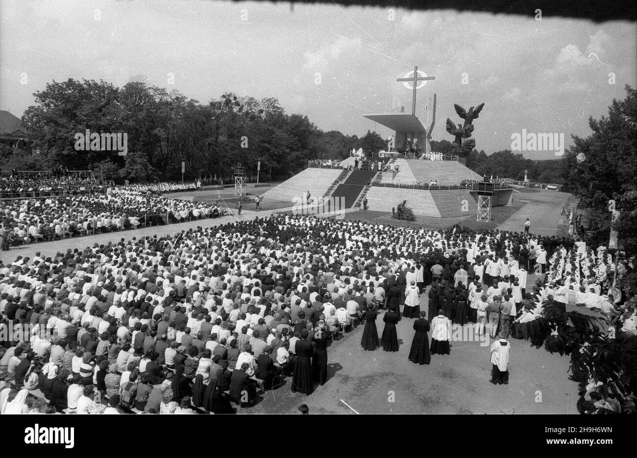 Szczecin, 1987-06-11.III pielgrzymka Ojca Œwiêtego Jana Paw³a II do Polski.Msza œwiêta dla rodzin na Jasnych B³oniach, podczas której papie¿ ukoronowa³ figureê Matki Bo¿ej Fatimskiej - dar ruchu maryjnego z USA i Francji.NZ. Widok o³tarza podczas mszy œwiêtej.W tle Pomnik Czynu Polaków. ppr PAP/CAF/Adam Hawa³ejSzczecin, 11 juin 1987.Troisième pèlerinage du Saint-Père Jean-Paul II en Pologne.La messe pour les familles de Jasne Blonie (Light Meadows) au cours de laquelle le pape a couronné la statue de mère de Dieu de Fatima, le don du mouvement Marial des États-Unis et de France.Sur la photo Banque D'Images